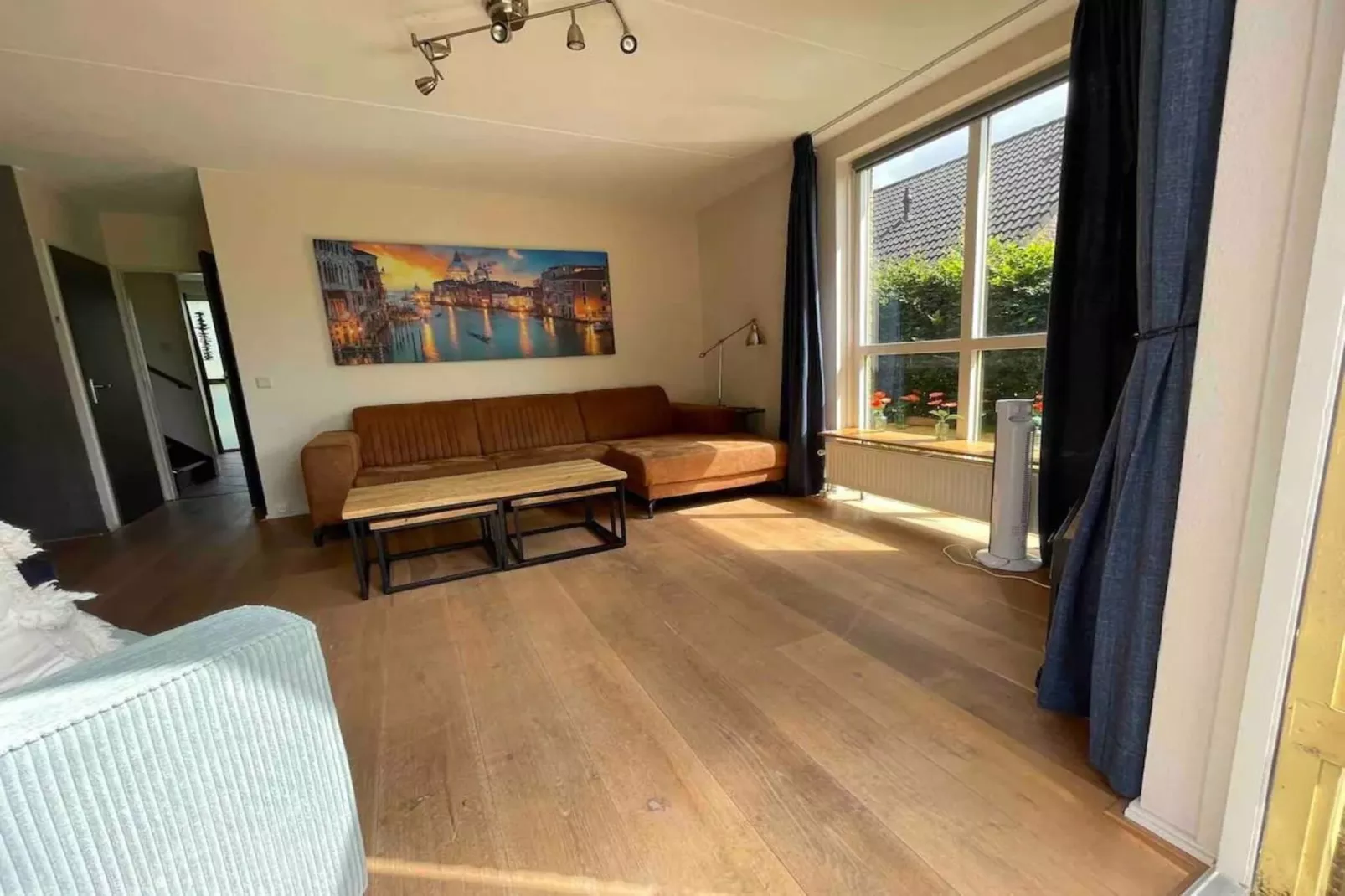 6 - Person Forest Pet & Family Bungalow-Wohnzimmer