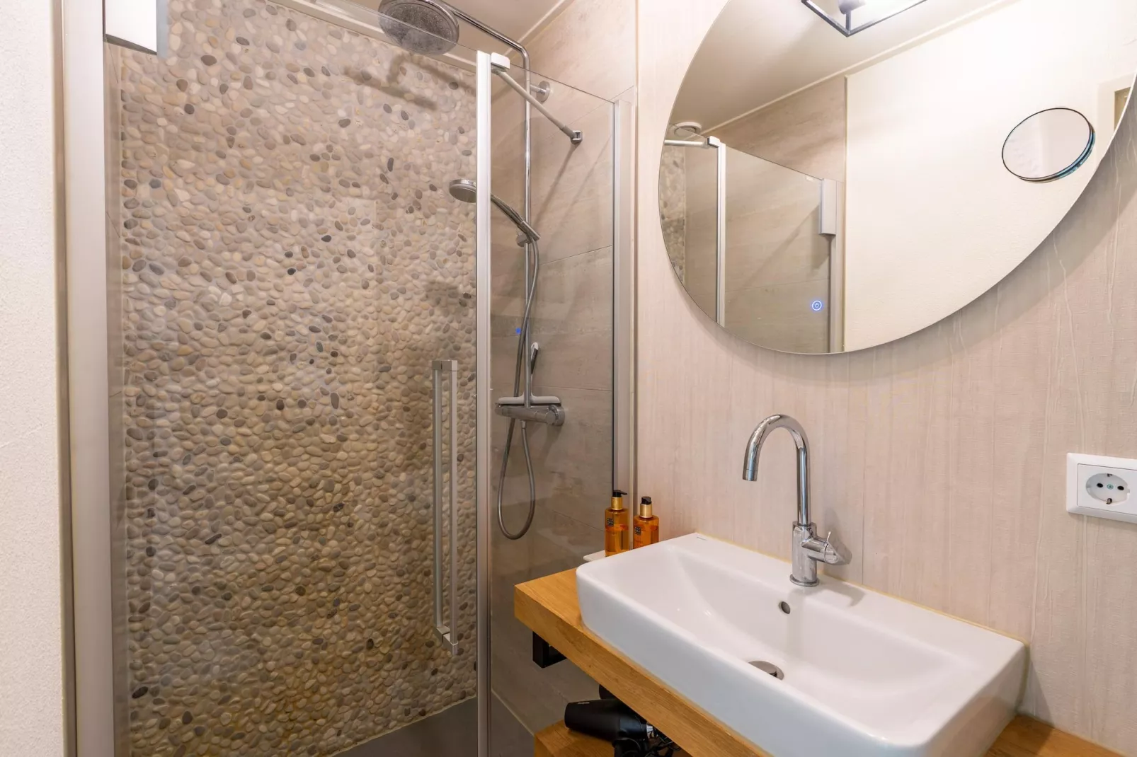 Kamperfoelie 57-Bathroom