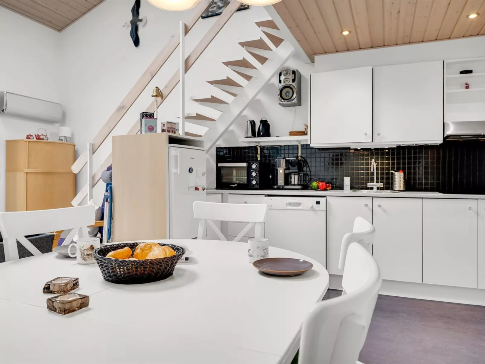 "Epiphania" - 100m to the fjord-Dedans