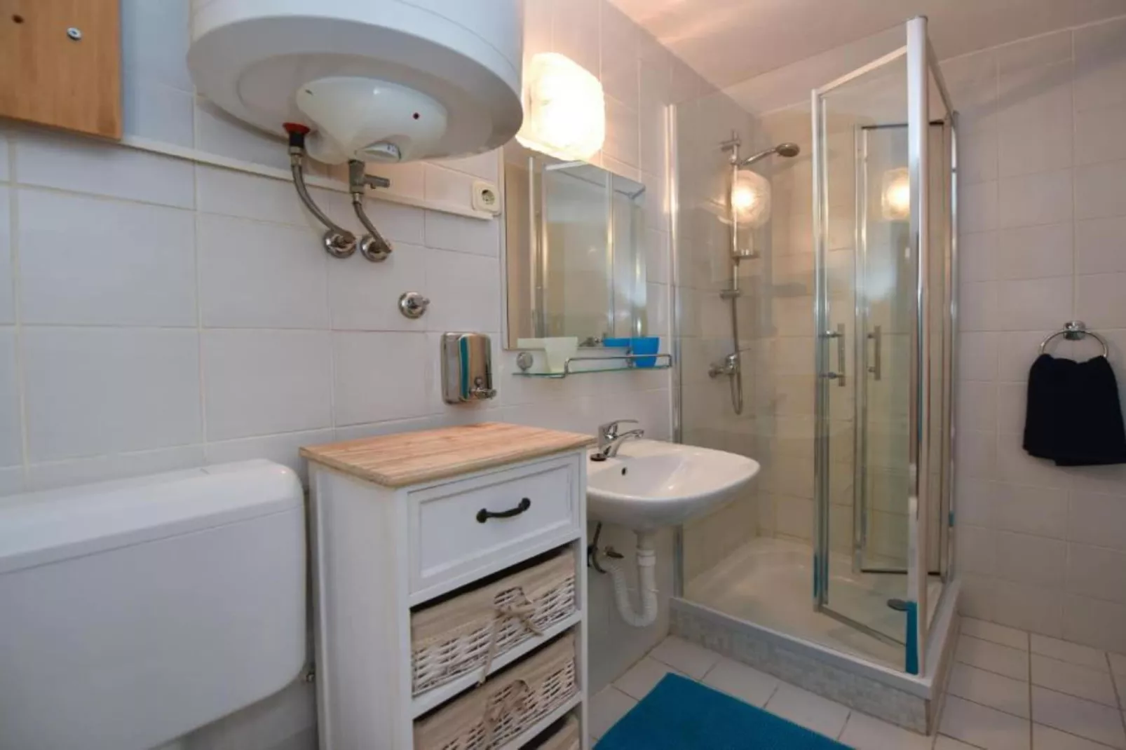 Apartment Green Garden View - One Bedroom Apartment With Terrace-Bathroom