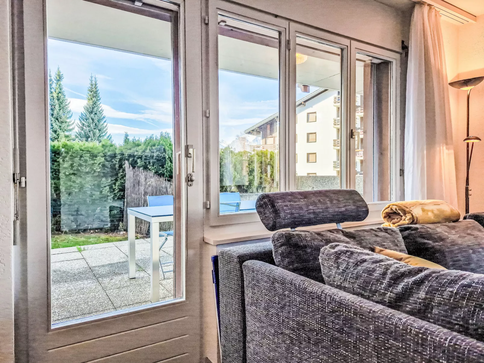 Ambassador 2/1-Inside