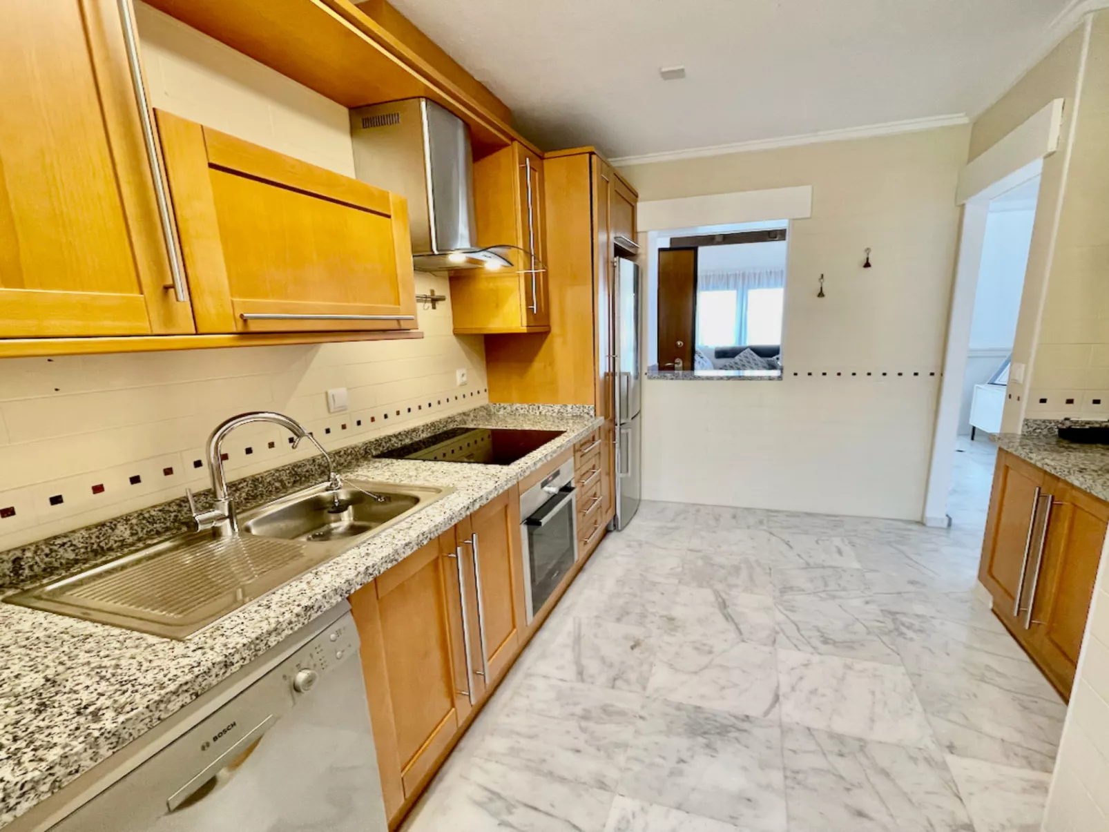 La Finca Frontline-Drinnen