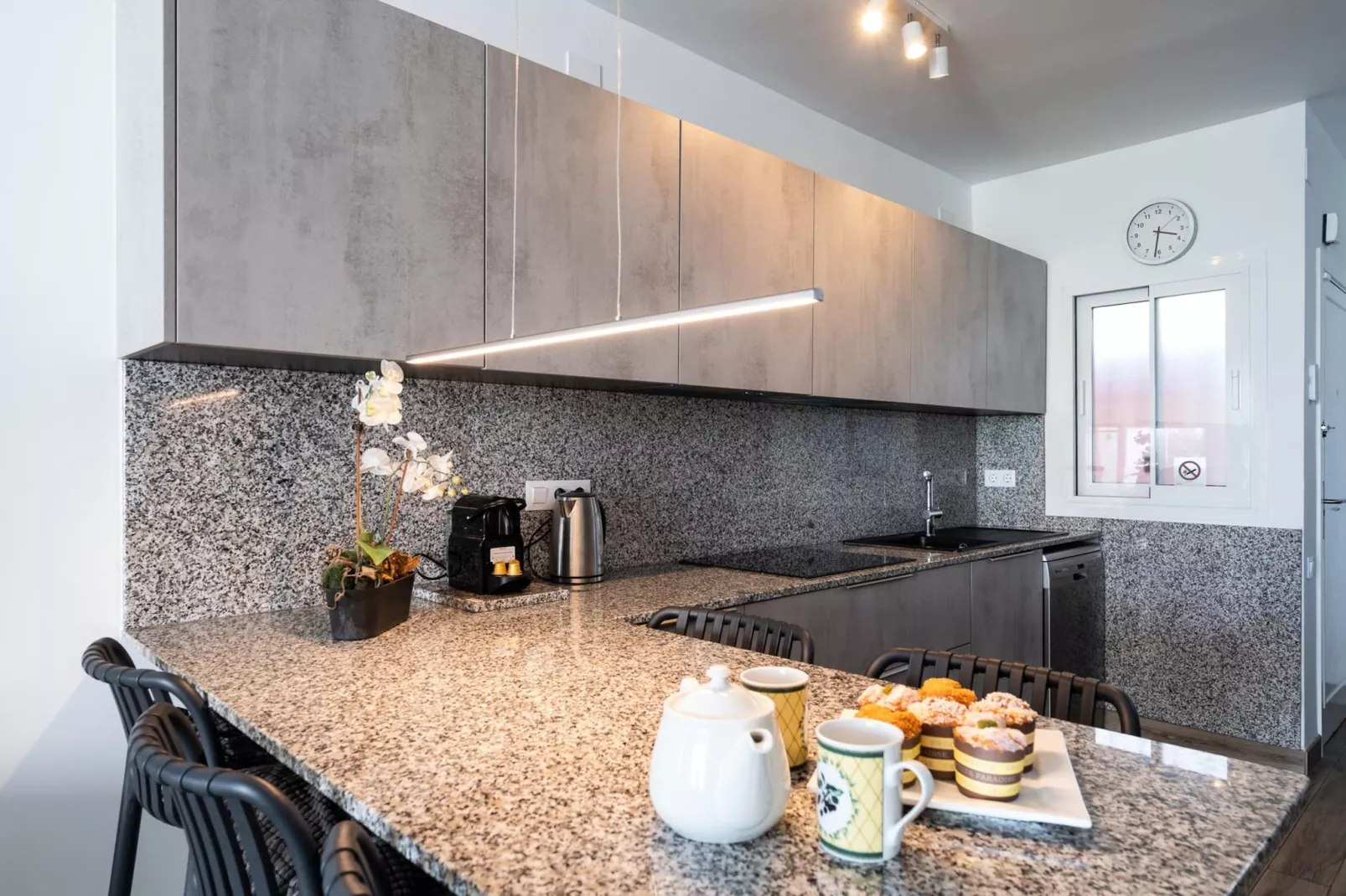 CT 398 - Faro's Beachfront House in Calahonda-Kitchen