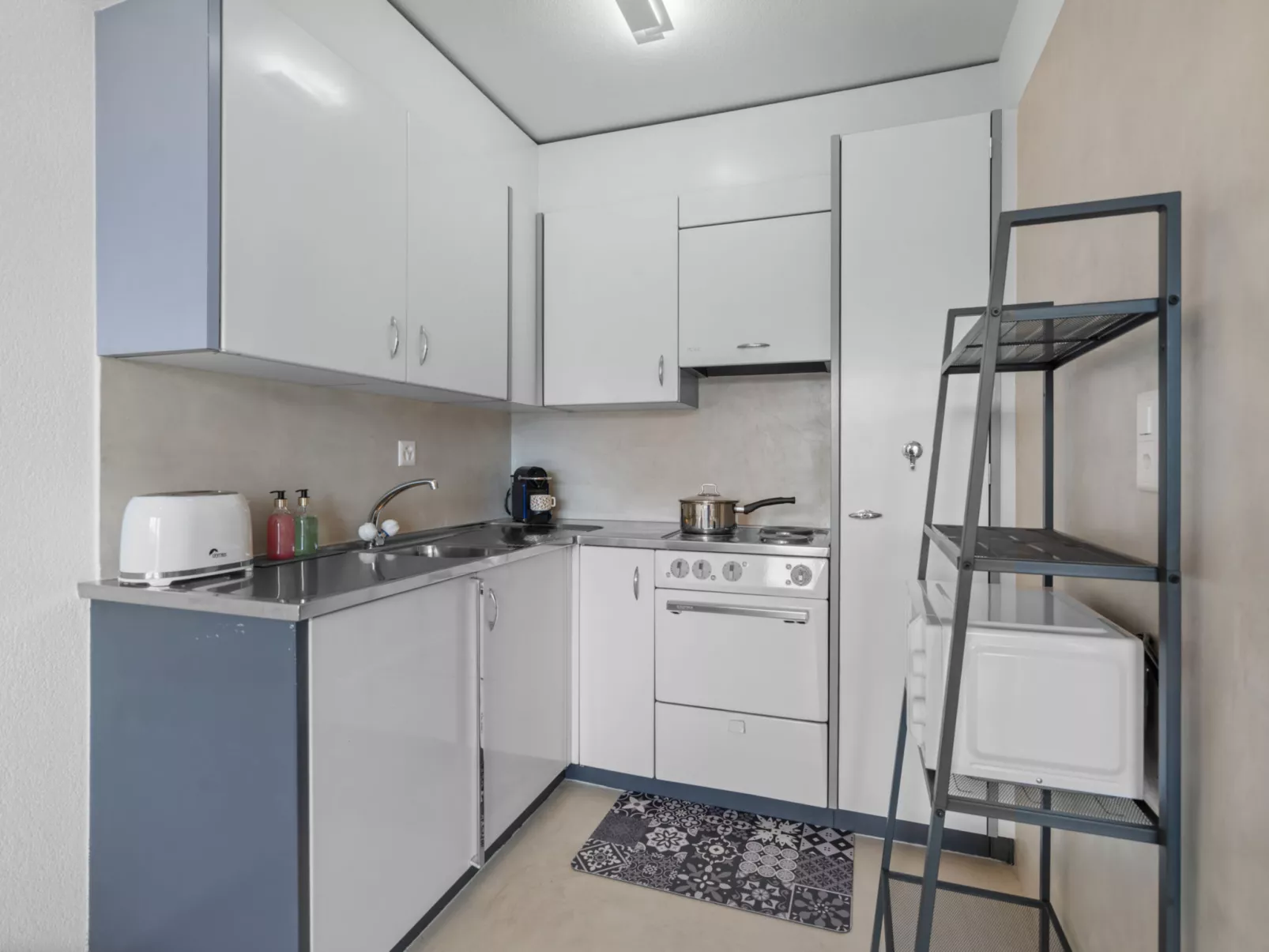 La Roseraie B 24-Inside