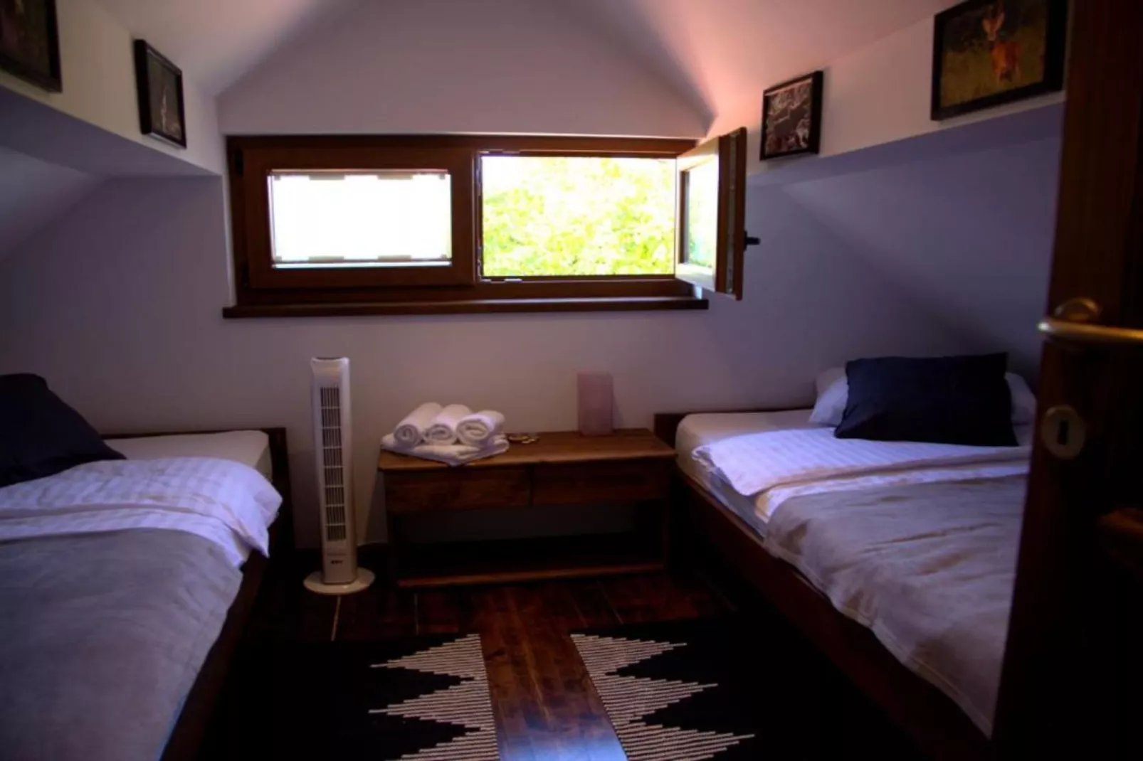 Brezova Poljana Lodge with Sauna and Hot-Tub - Five Bedroom Holiday Home-Chambre