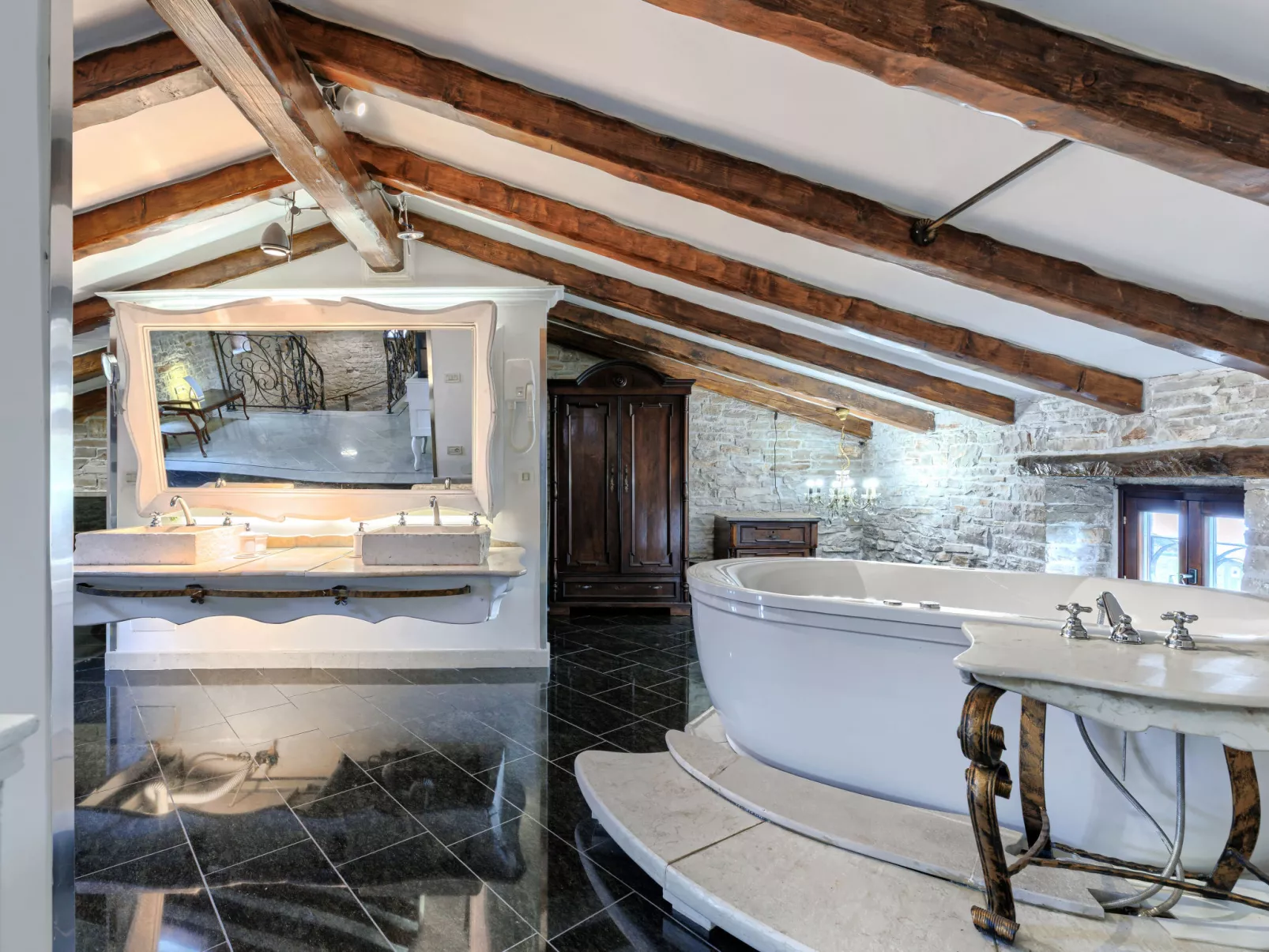 Golden Roots-Drinnen