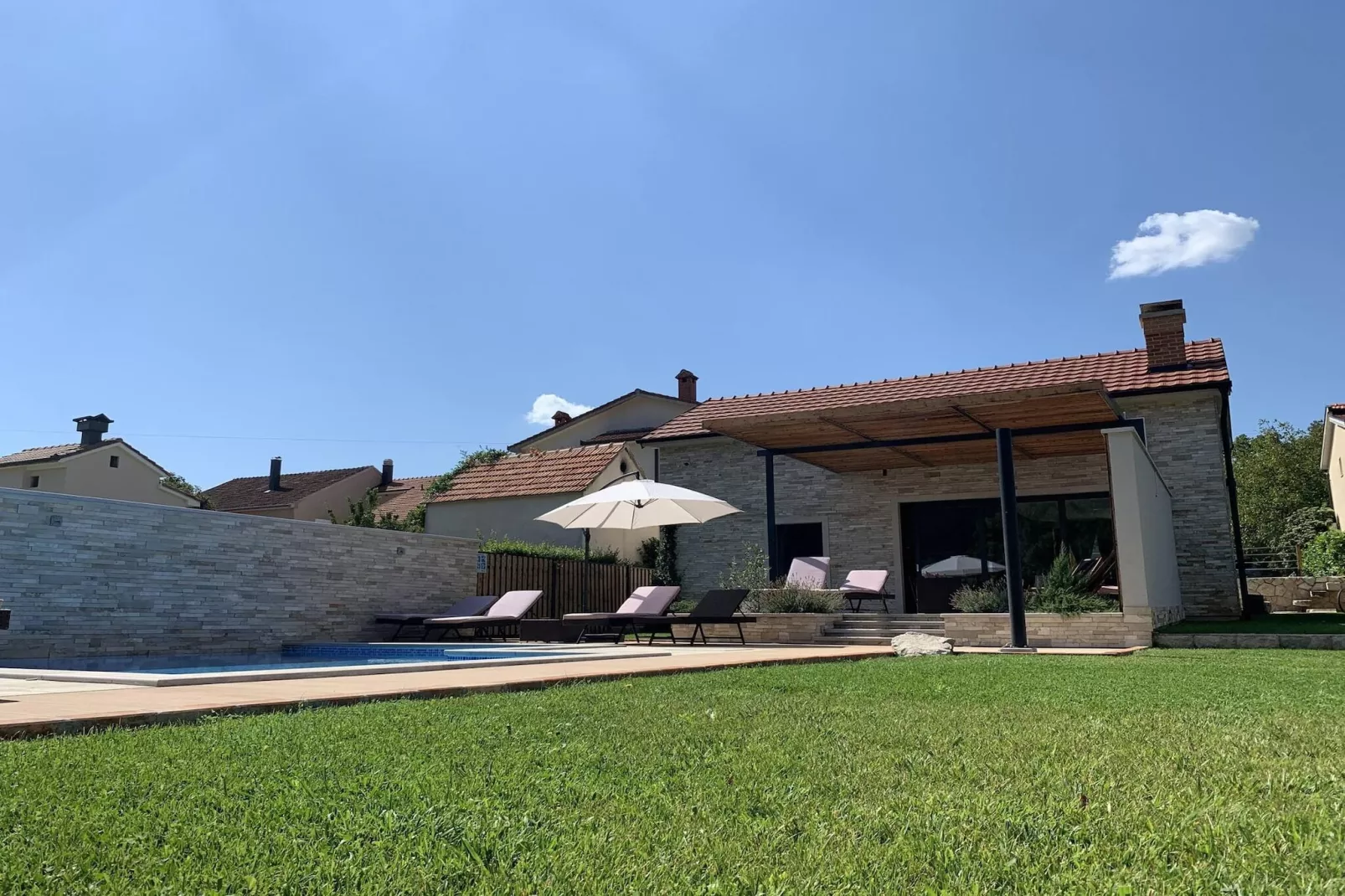 Luxury Villa Prolozac-Außenbereich Sommer