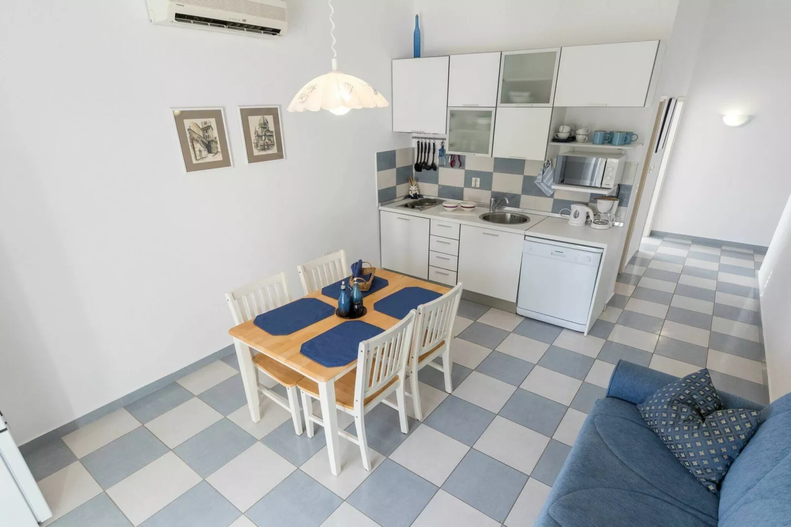 Beach apartment Jadrija-Dining room