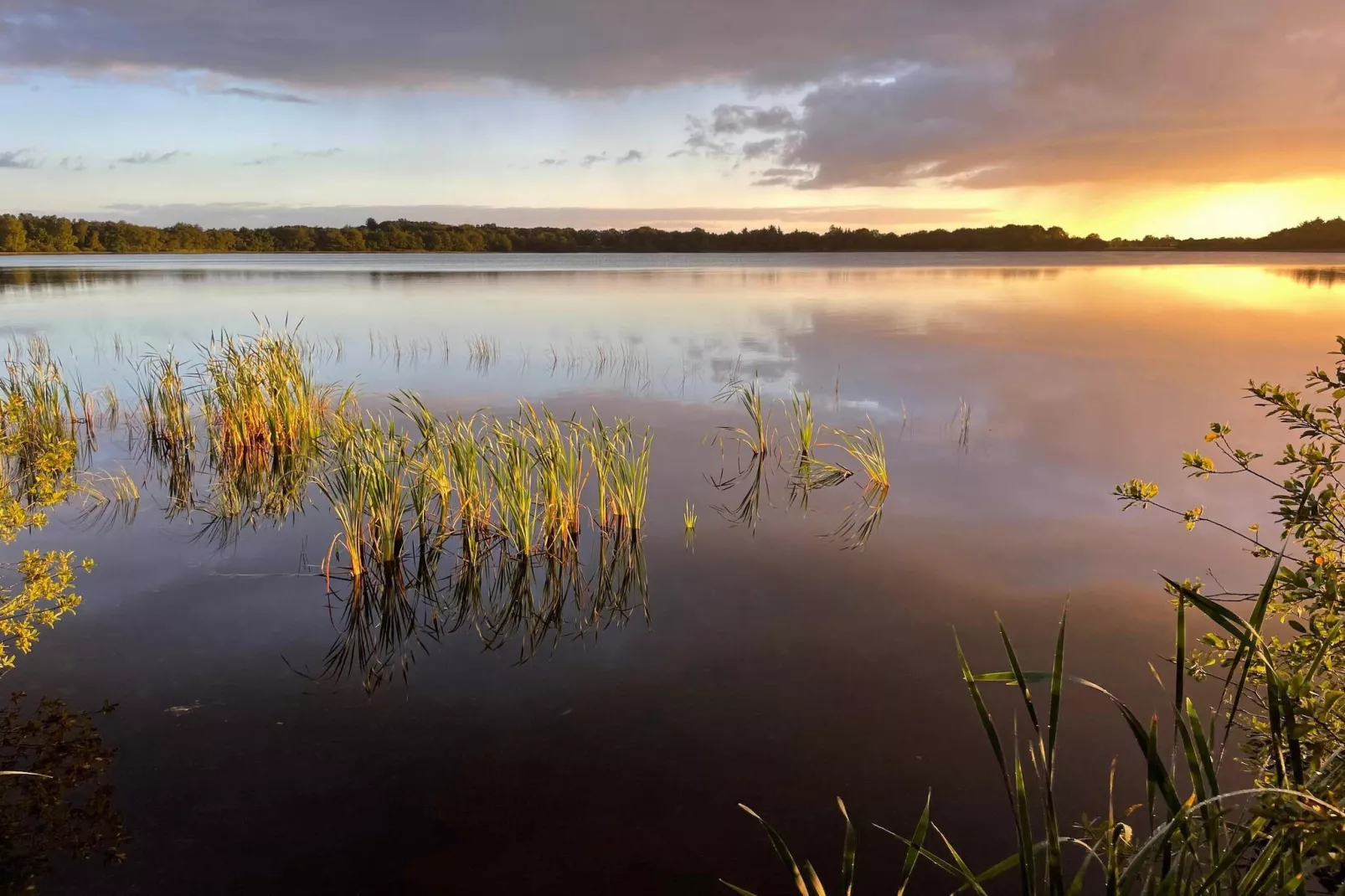 Tranquil Cottage near Kvie Lake-By Traum-Water view