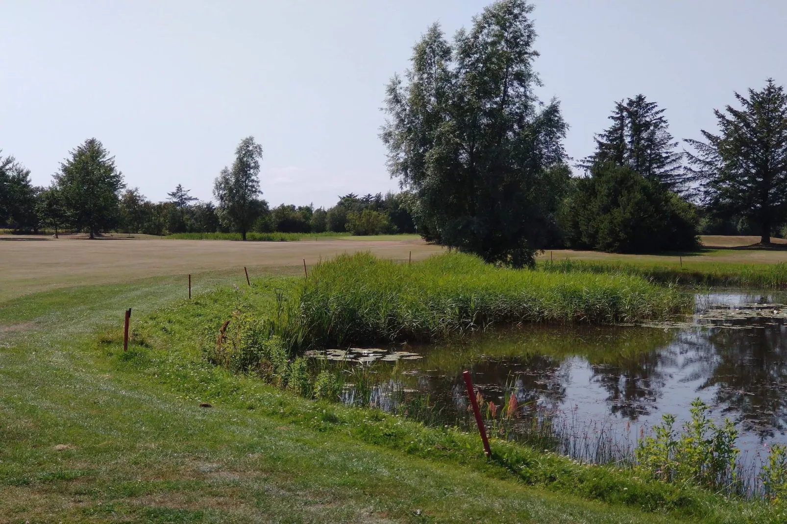 Maison rustique avec cheminée-Vue sur l'eau