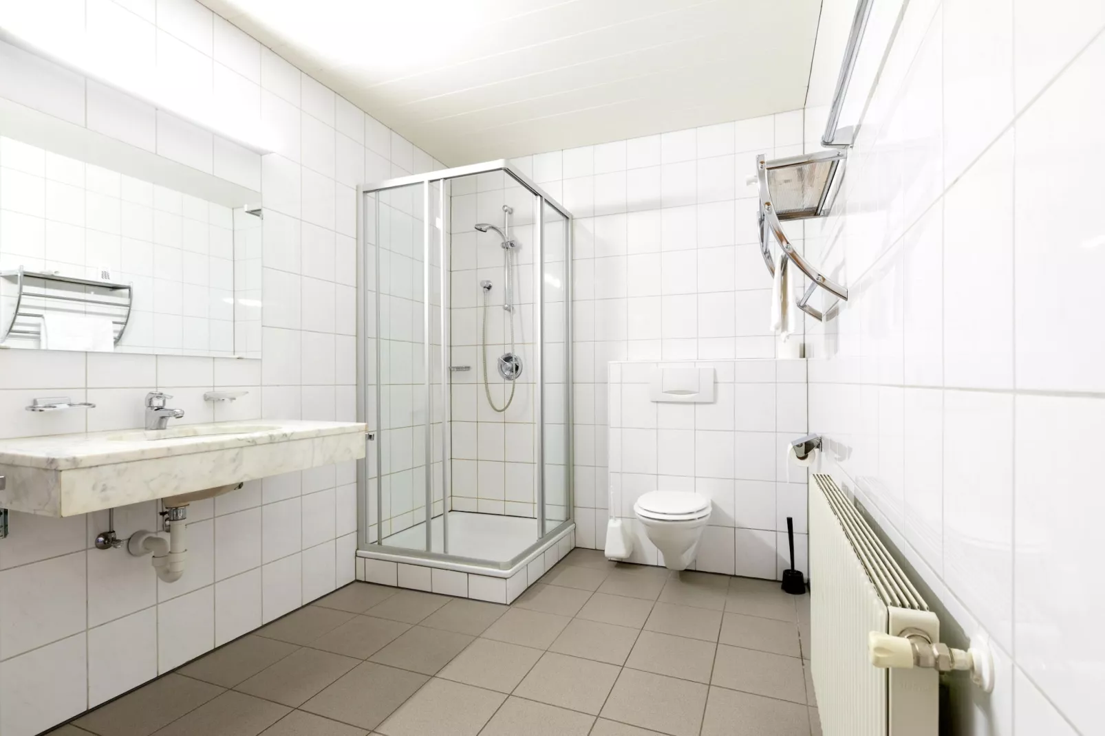 Apartment 13-Badezimmer