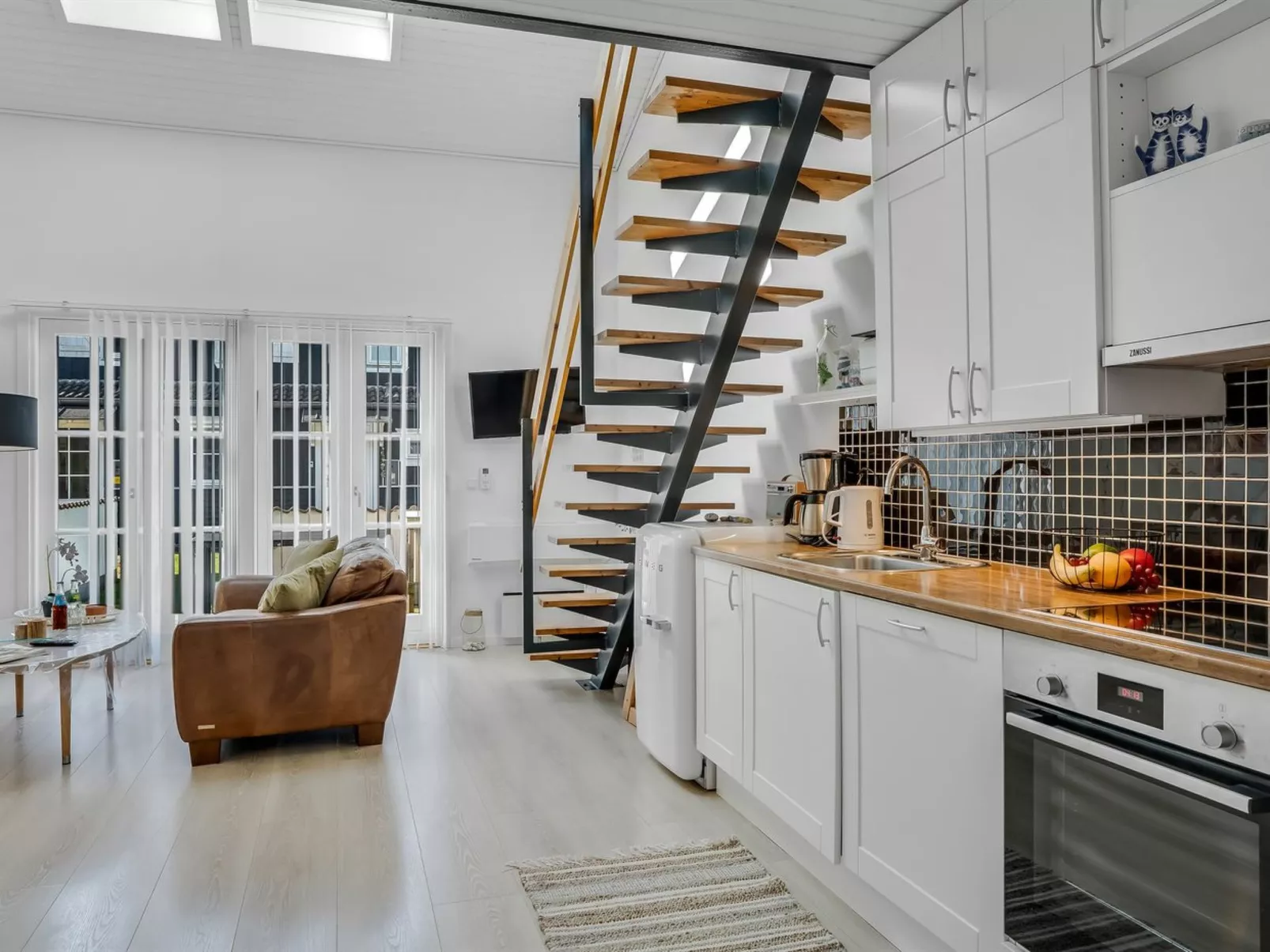 "Eleen" - 100m to the fjord-Drinnen