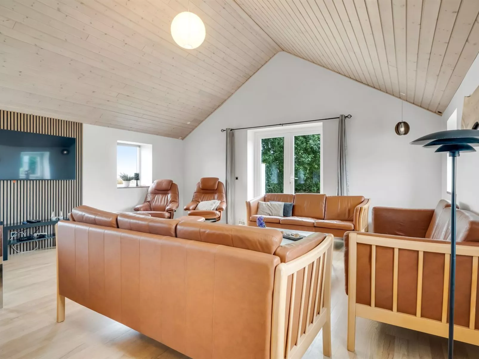 "Folkar" - 3km to the fjord-Inside