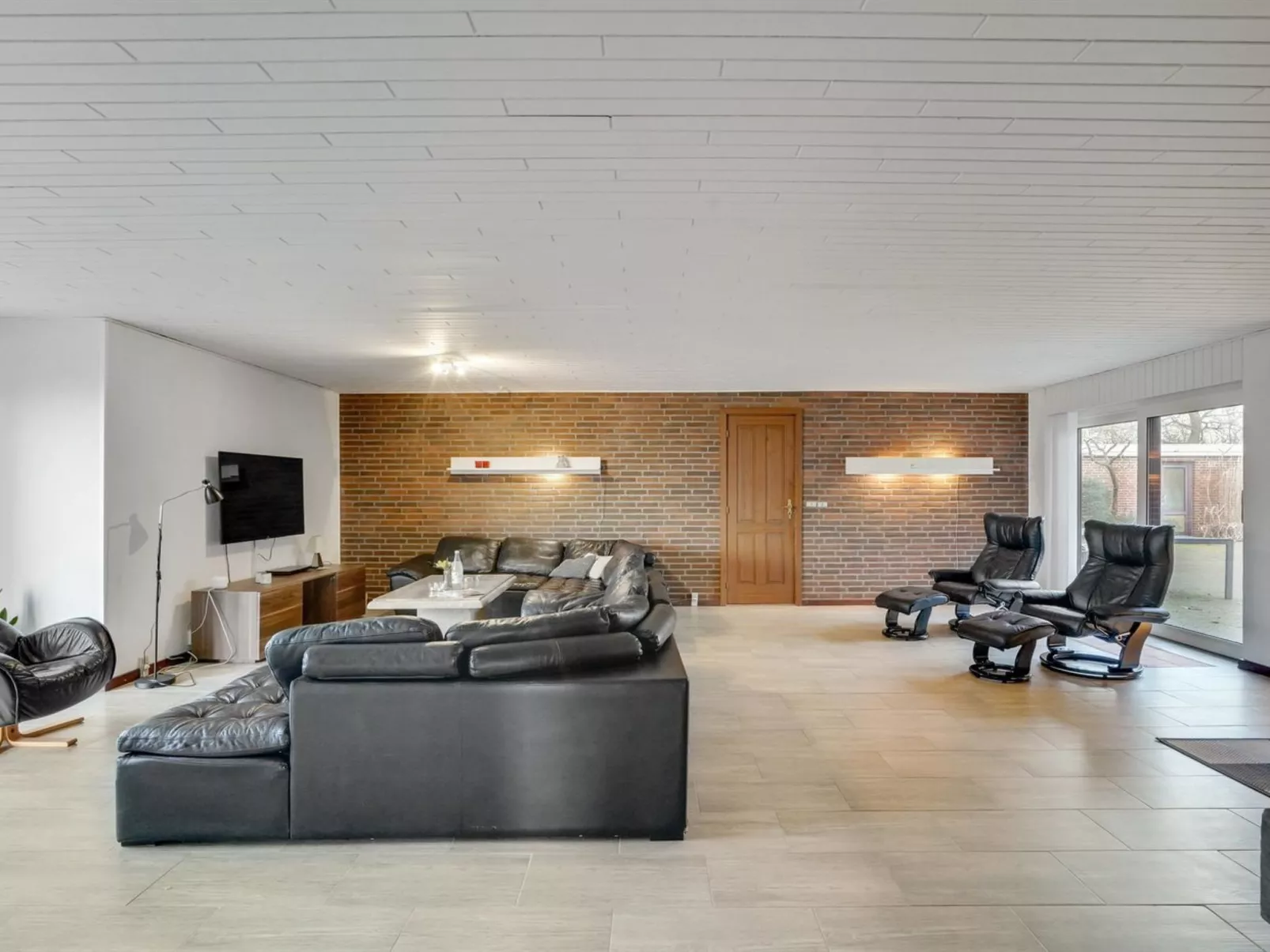 "Rahild" - 2km to the fjord-Inside