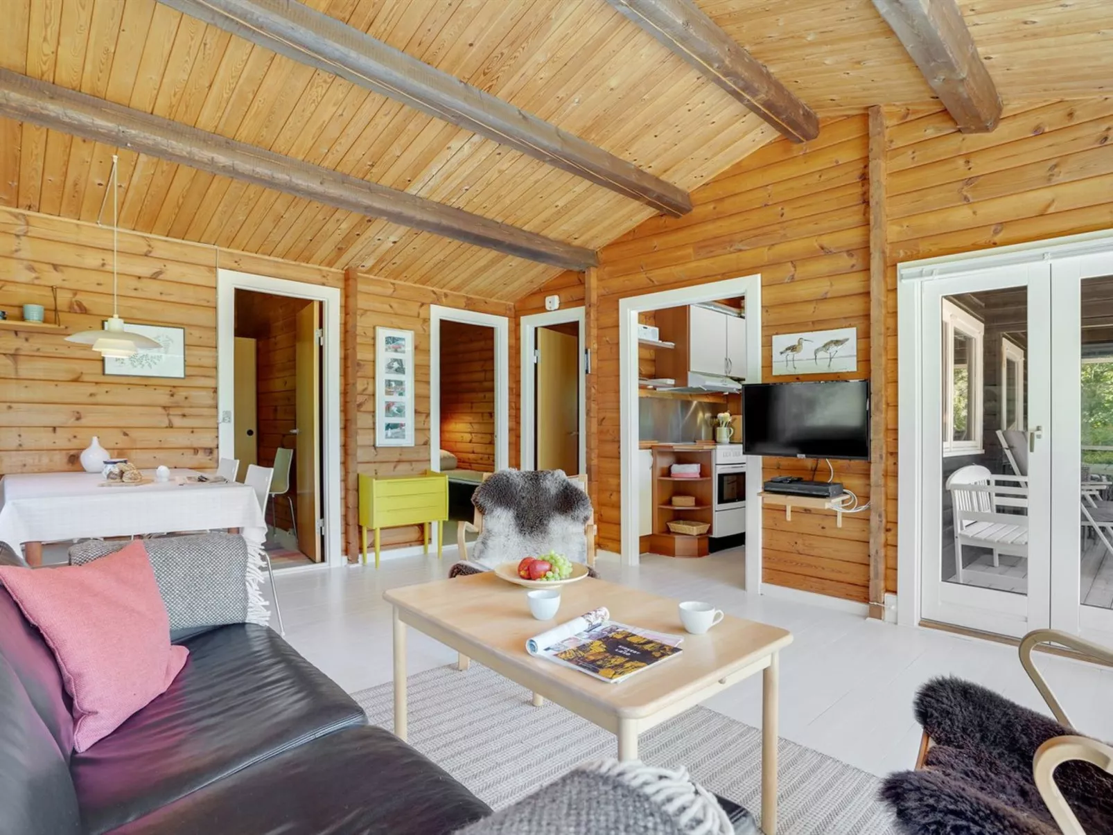 "Tuba" - 600m from the sea-Drinnen