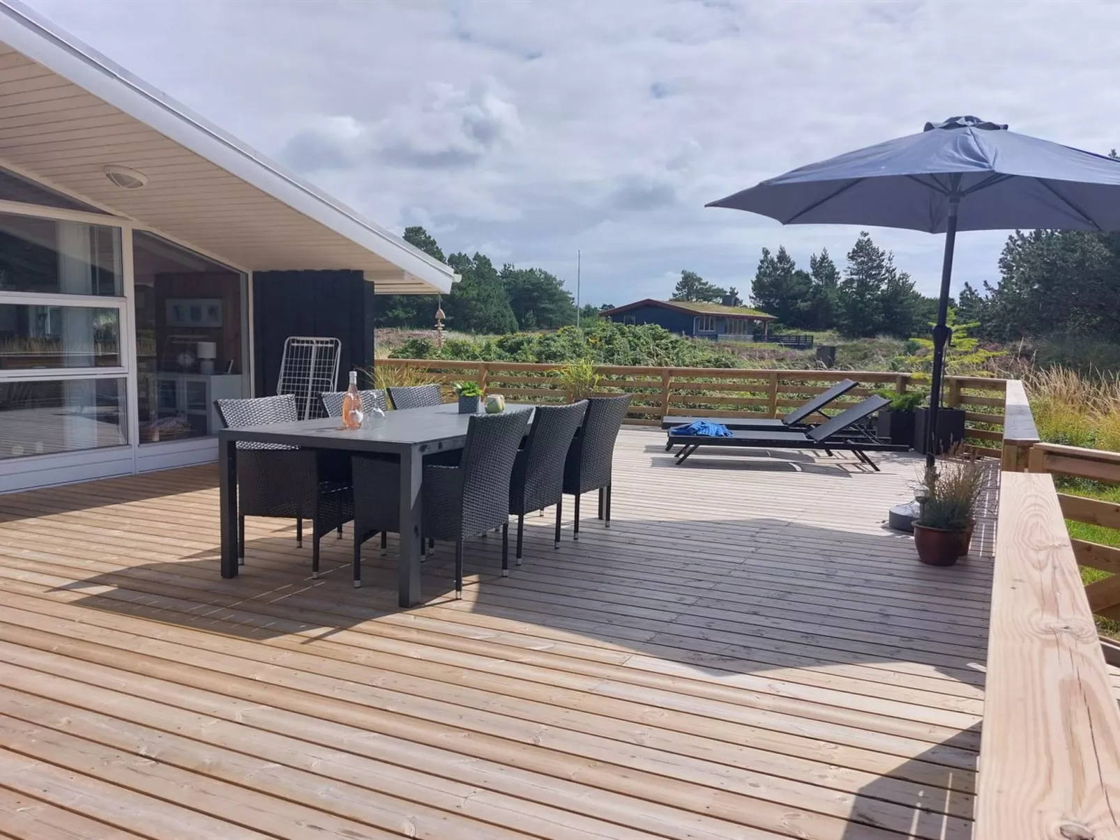 "Elgin" - 1.8km from the sea-Outside