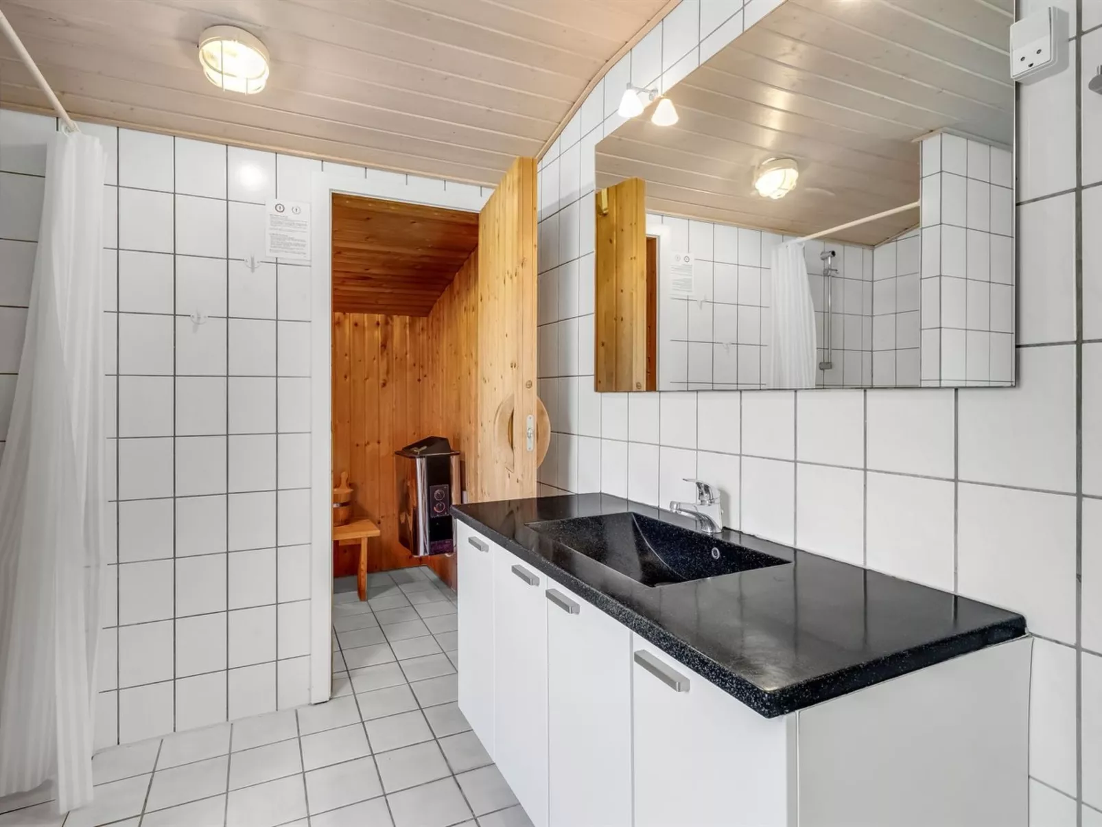 "Roald" - 2.2km from the sea-Inside