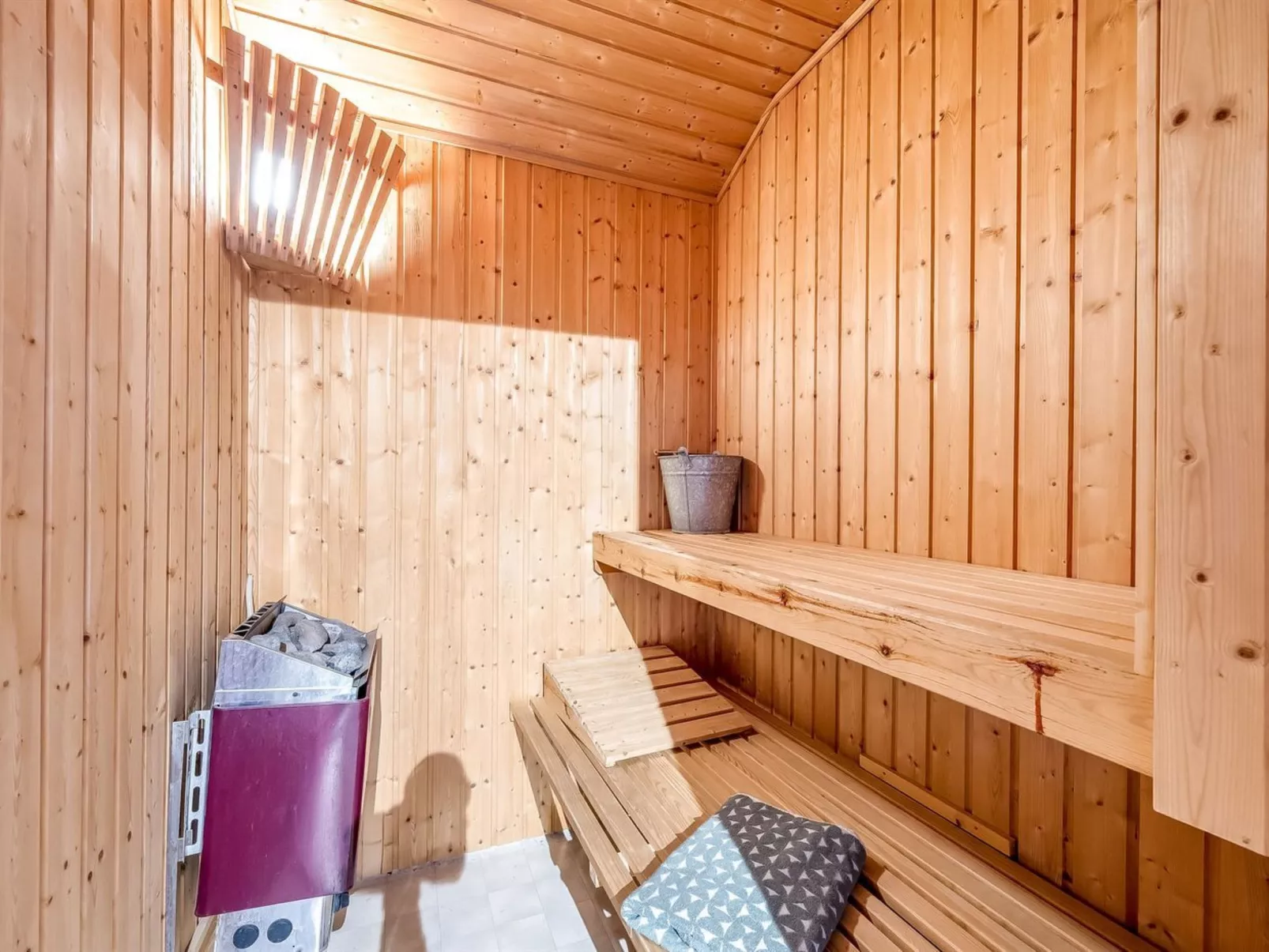 "Safina" -  from the sea-Drinnen