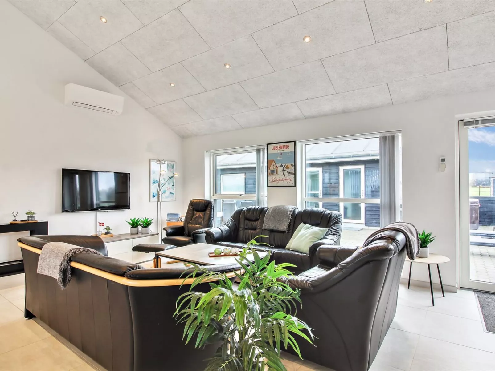 "Edgar" - 1.5km from the sea-Inside