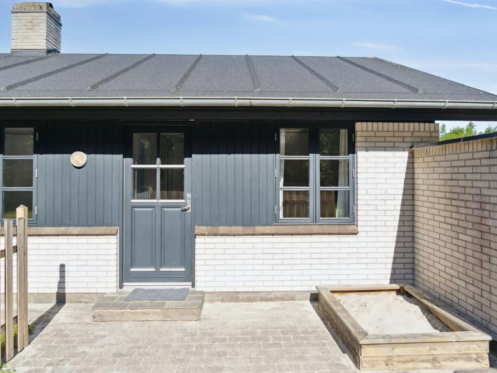 "Henny" - 1.5km from the sea-Outside