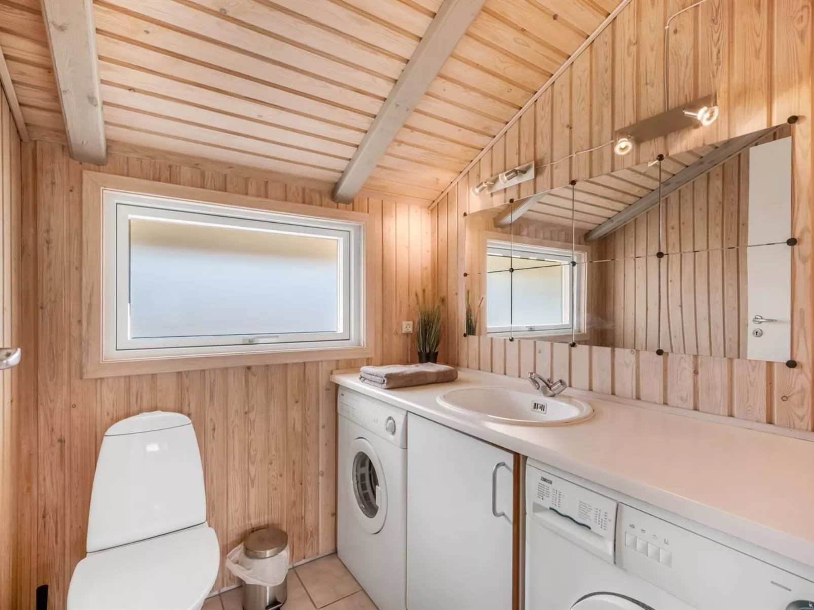 "Skev" - 200m to the fjord-Dedans