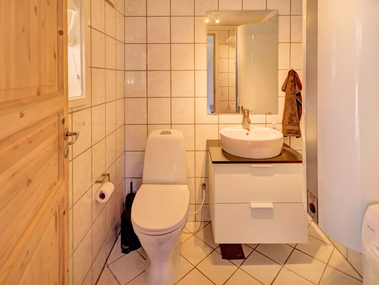 "Bylgja" - 1.7km from the sea-Dedans