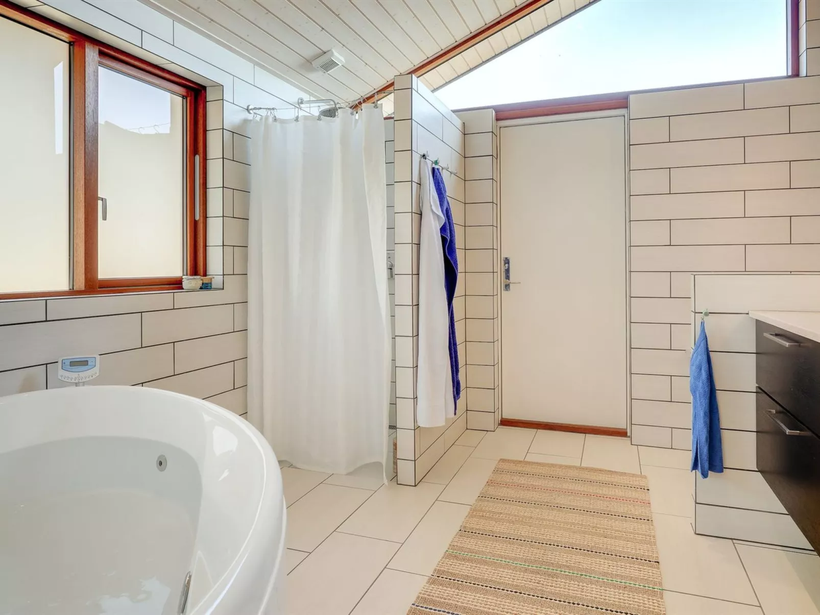 "Unto" - 25m from the sea-Drinnen