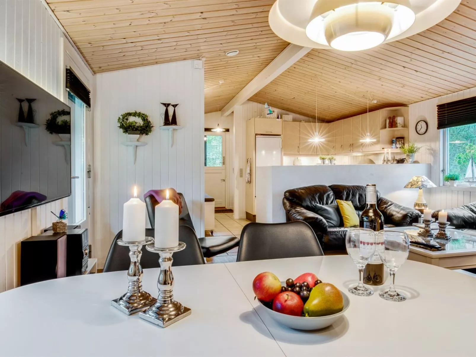 "Emeline" - 1.7km from the sea-Inside