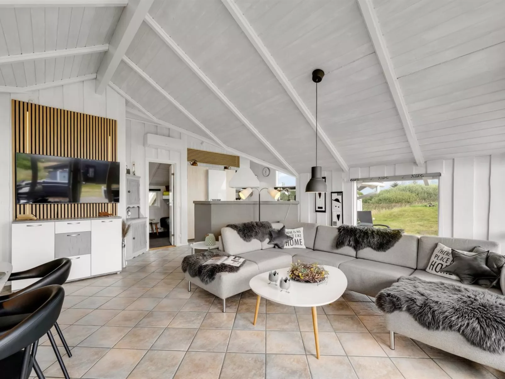 "Cyrill" - 250m to the fjord-Dedans