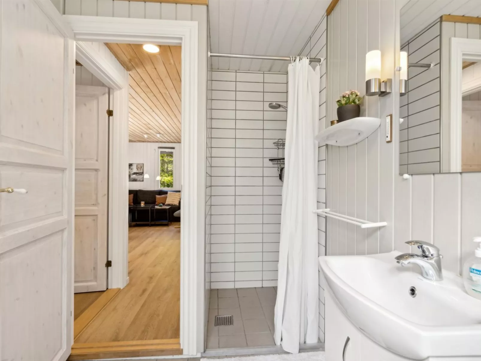 "Hunding" - 7km from the sea-Inside