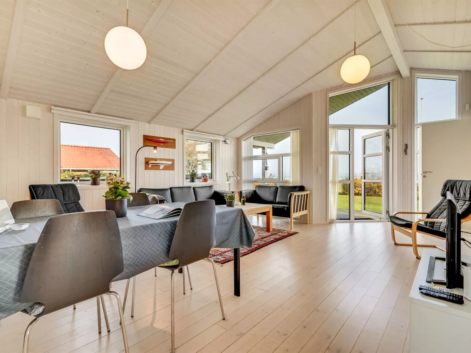 "Duschanka" - 50m to the fjord-Inside