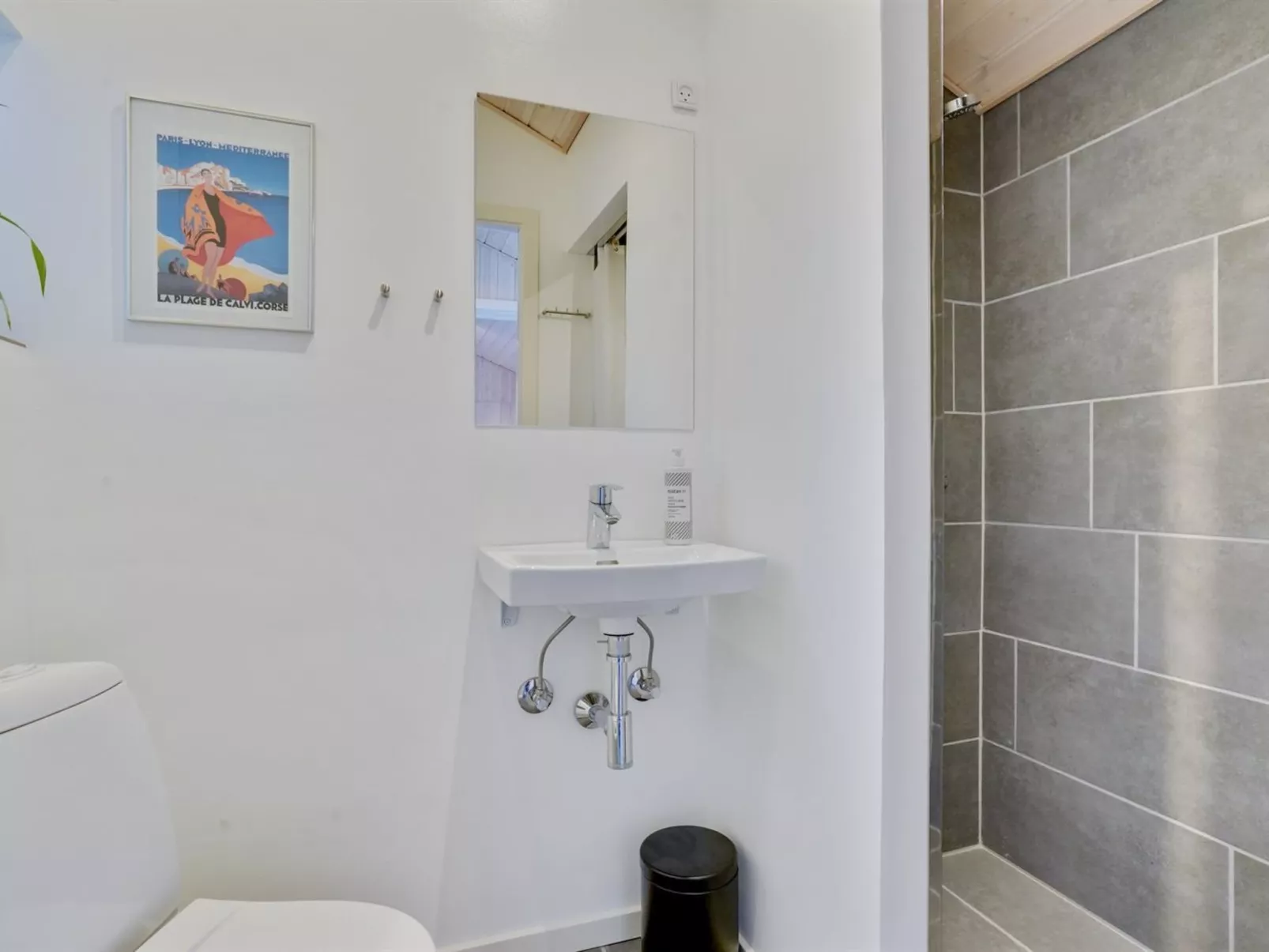 "Edin" - 400m from the sea-Inside