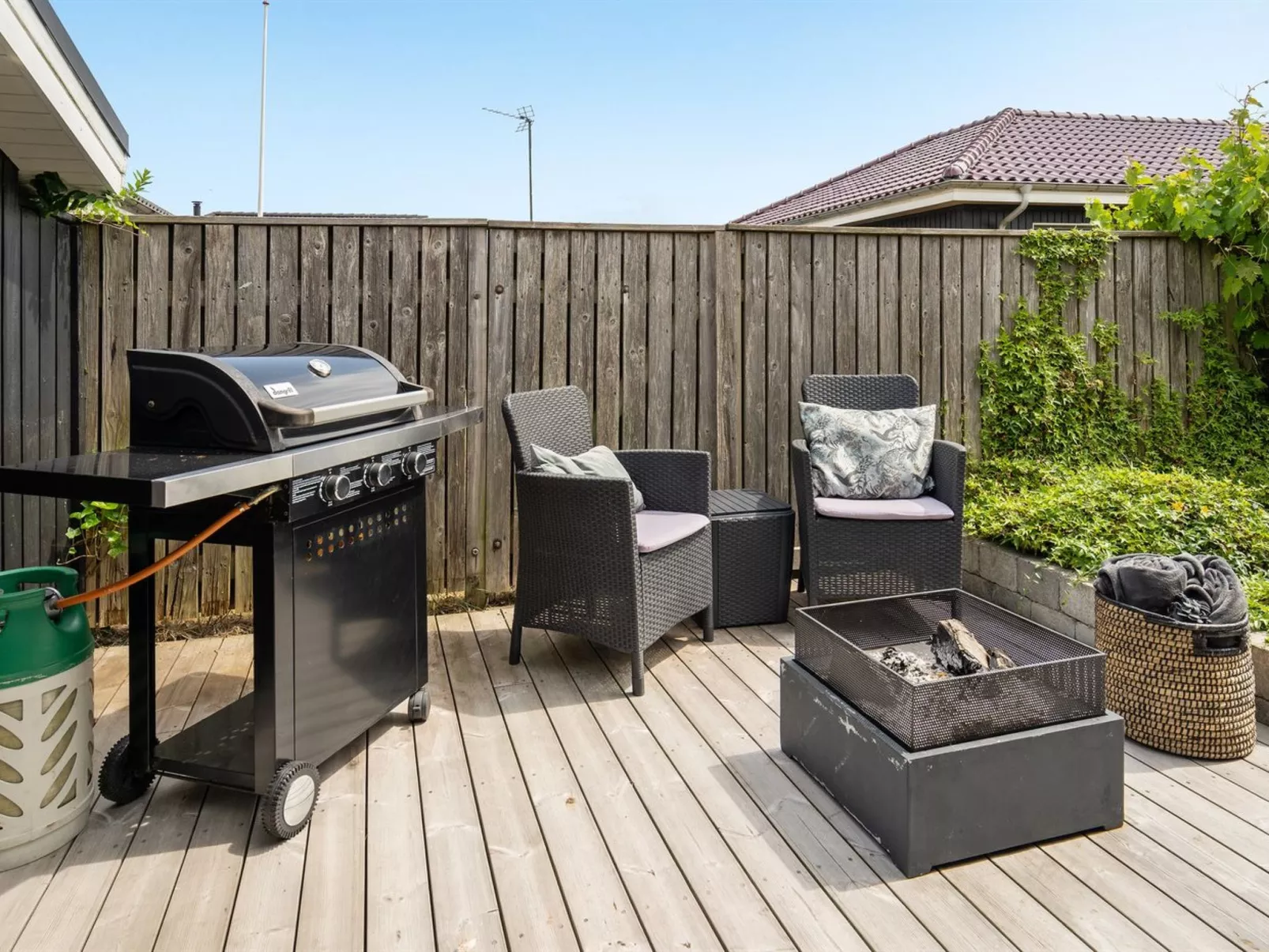 "Sjarlotte" - 100m from the sea-Outside