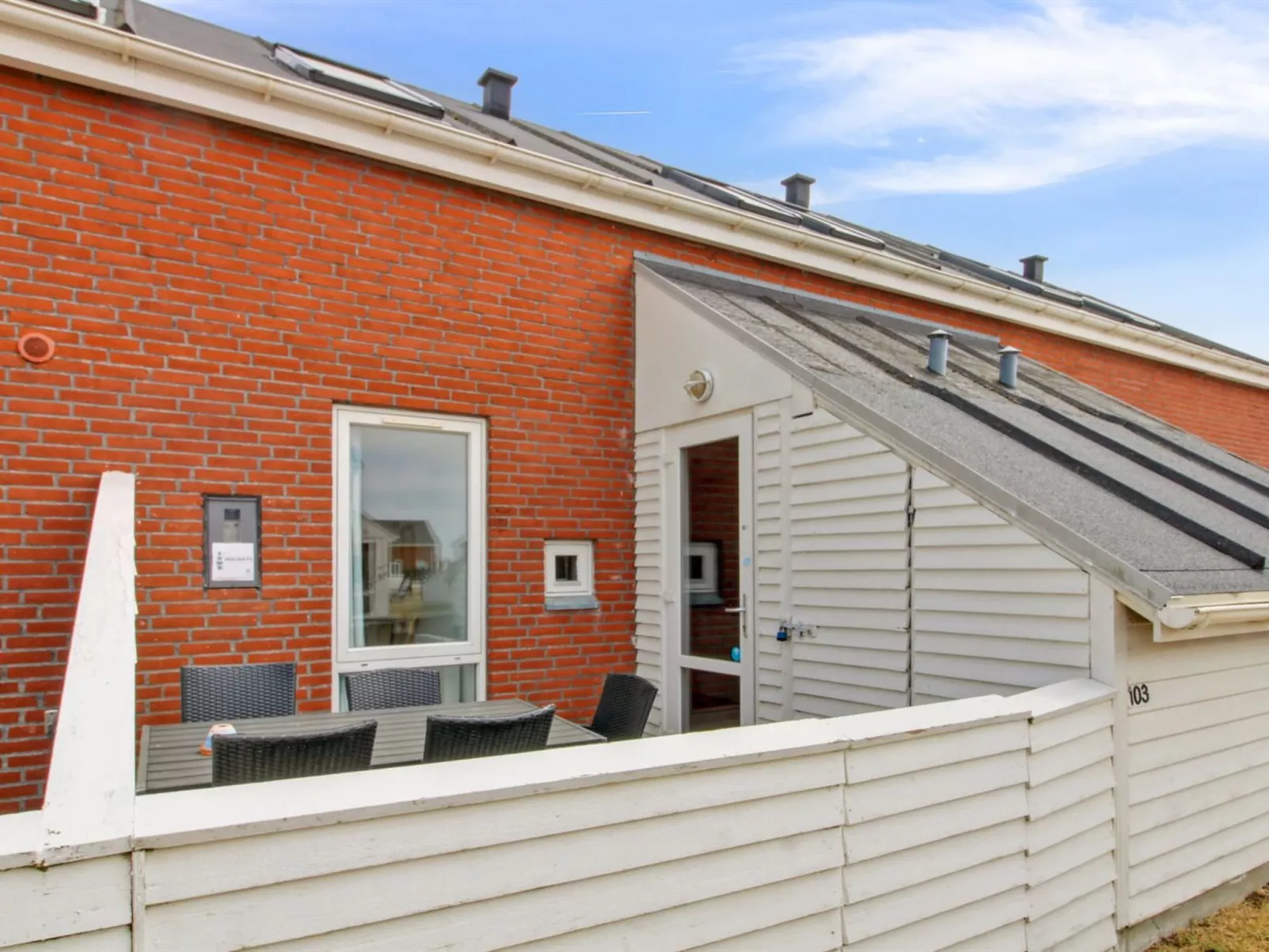 "Rebus" - 2.3km from the sea - Draußen