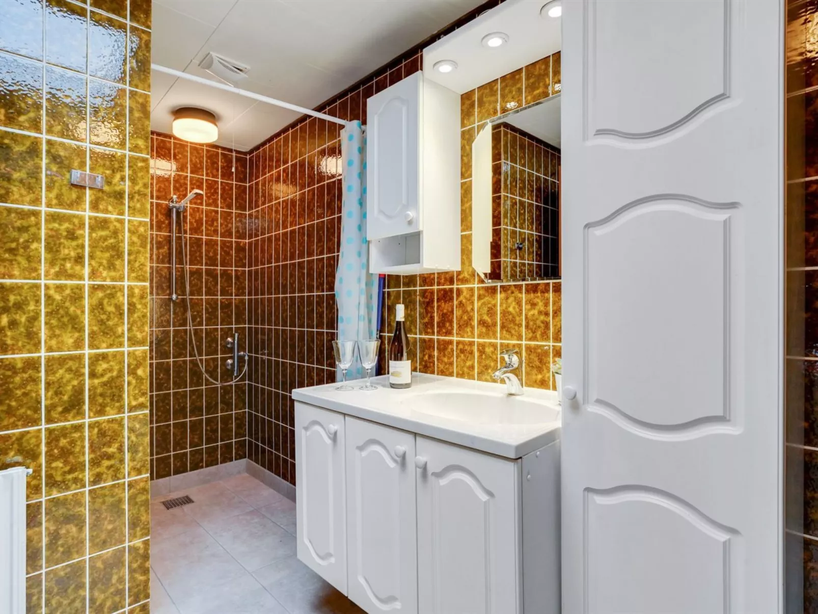 "Vogn" - 500m to the fjord-Inside