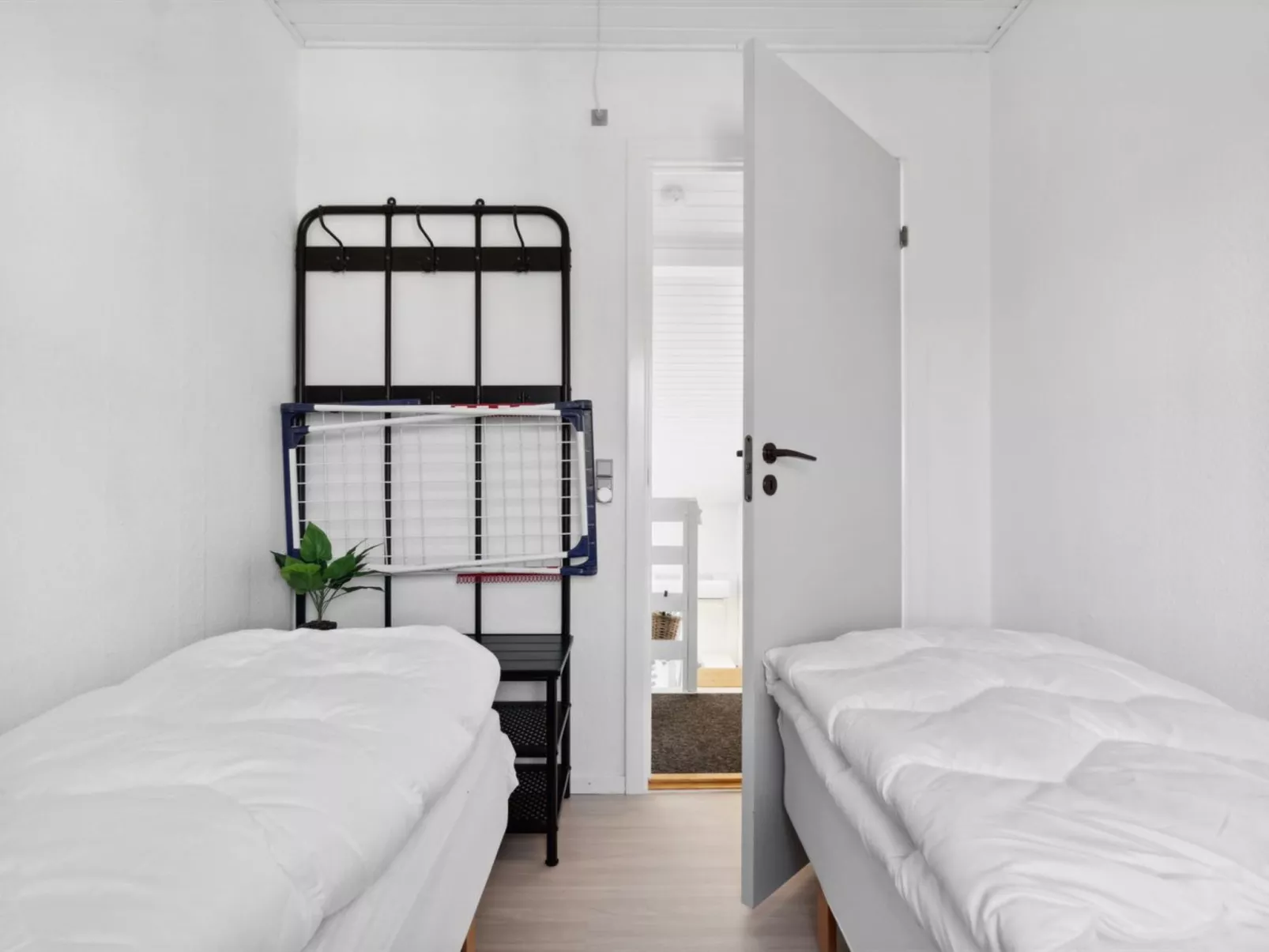 "Hermanda" - 100m to the fjord-Drinnen