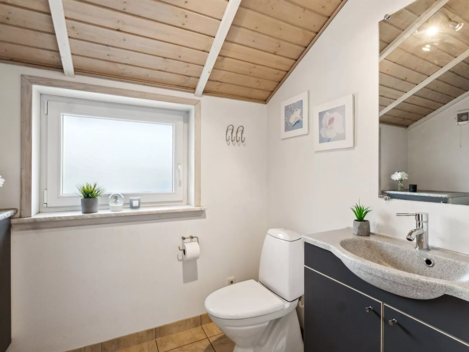 "Spurv" - 1.8km from the sea-Inside