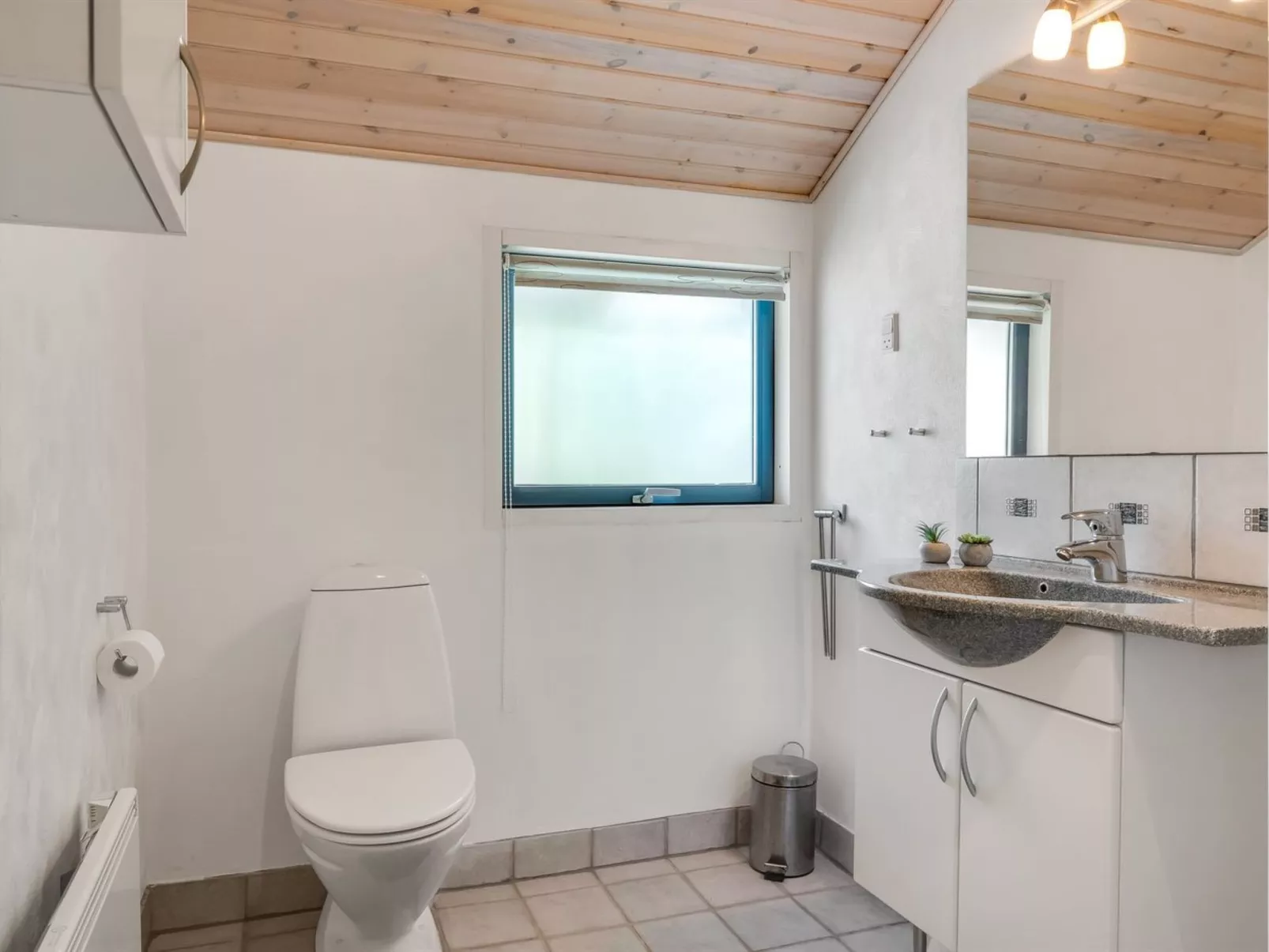 "Aamu" - 300m to the fjord-Inside