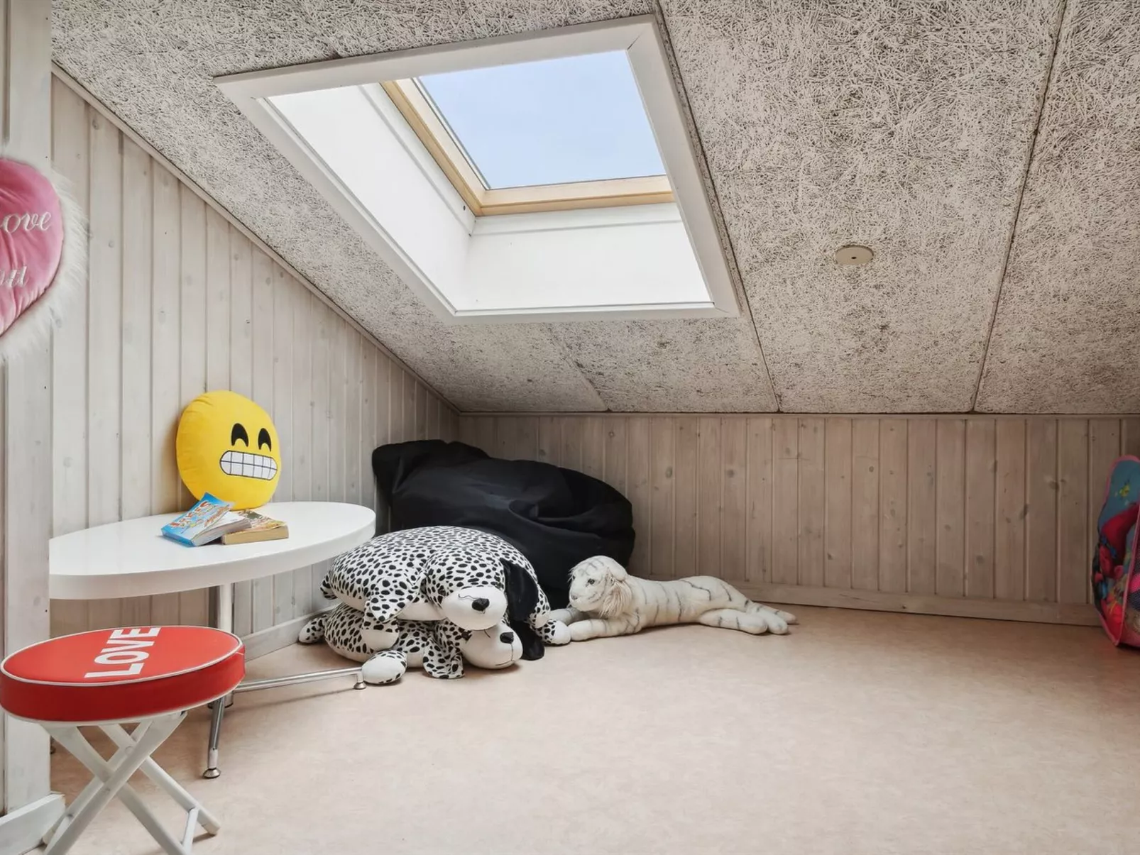 "Hallveig" - 1.1km from the sea-Drinnen