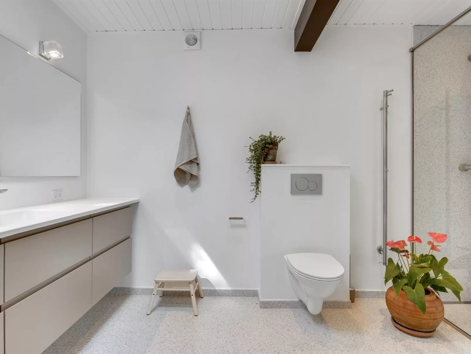 "Hævnir" - 1km from the sea-Dedans