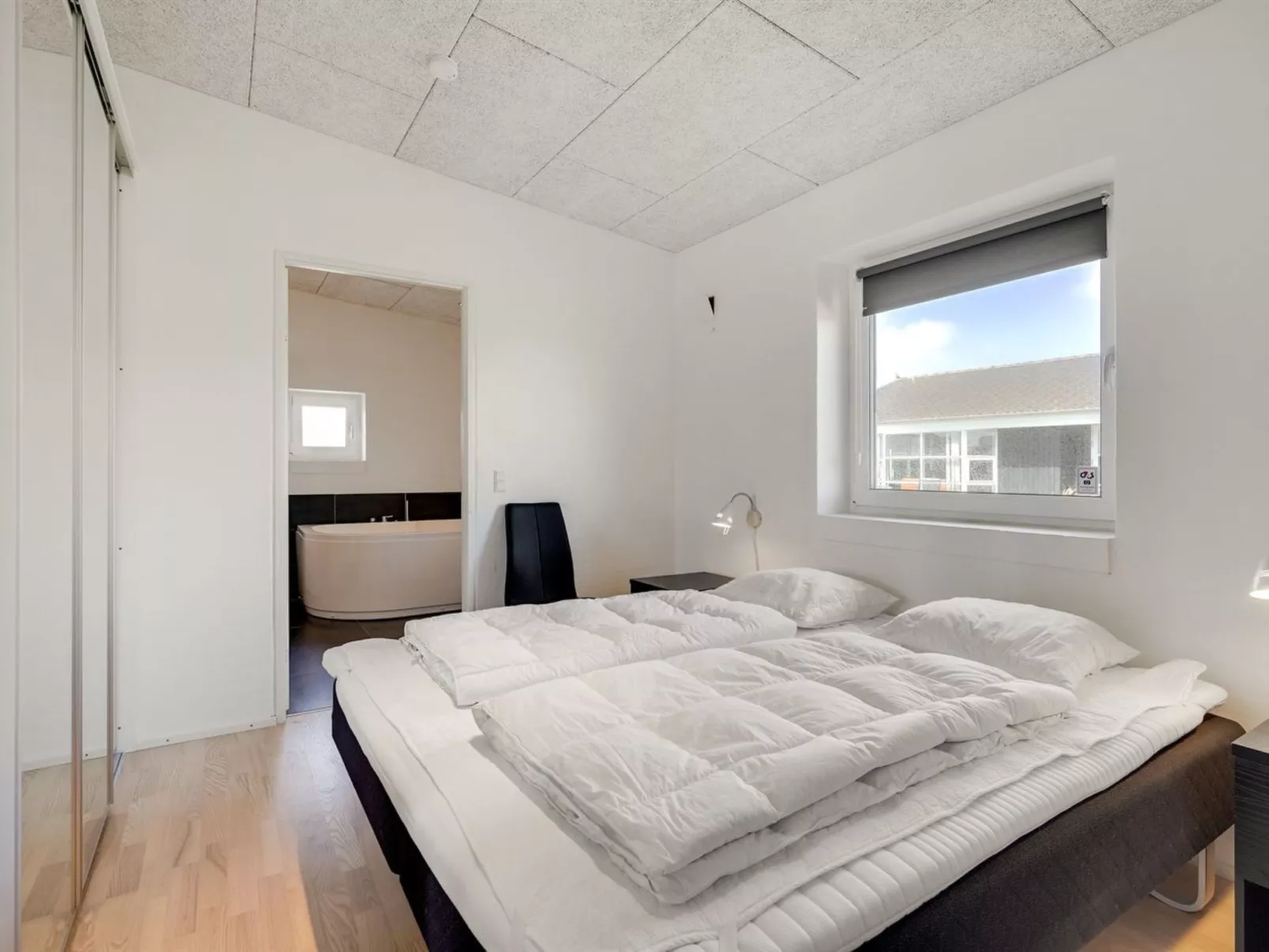 "Synthia" - 300m from the sea-Inside