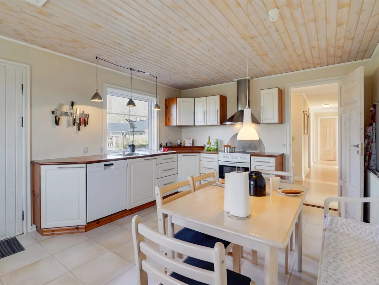 "Harrieth" - 16km from the sea-Drinnen