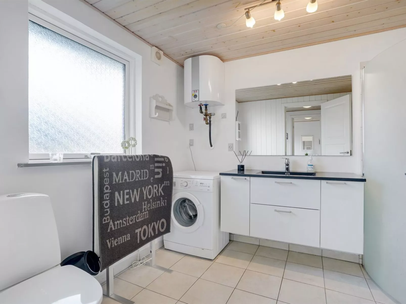 "Massie" - 30km from the sea-Inside