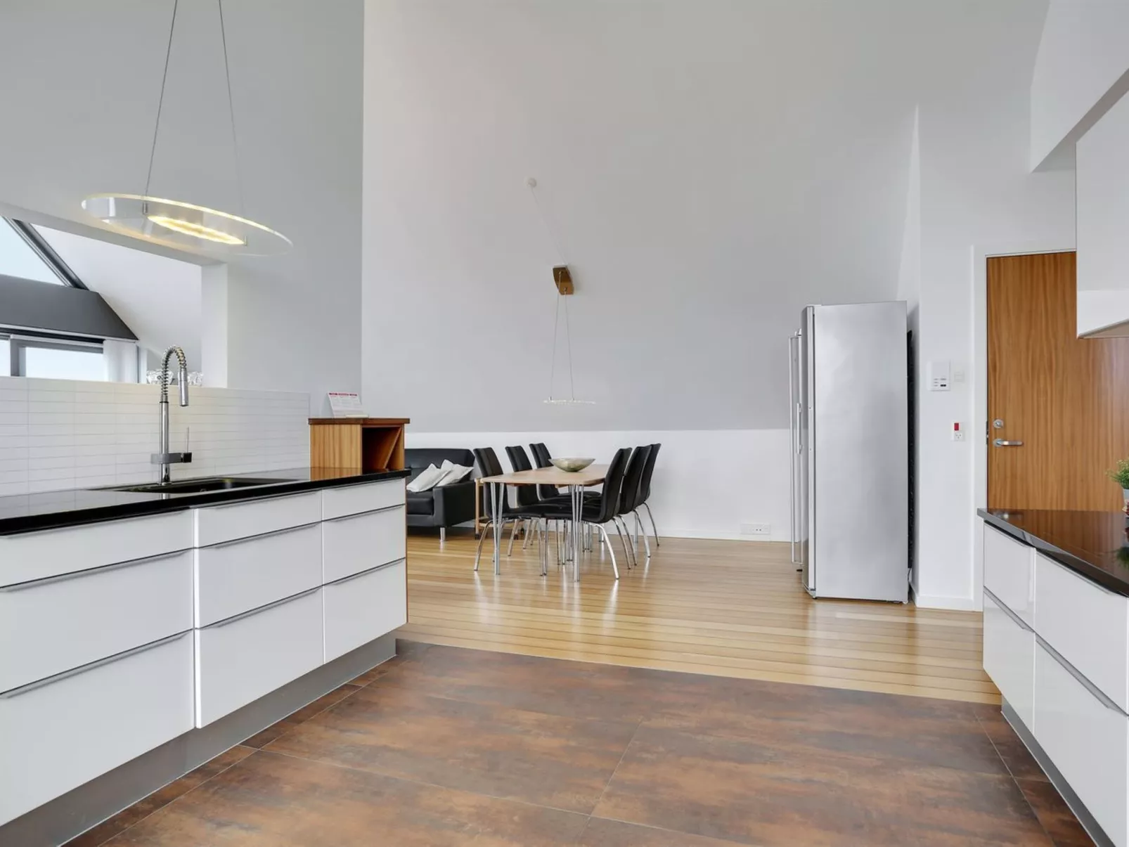 "Femme" - 15m from the sea-Drinnen