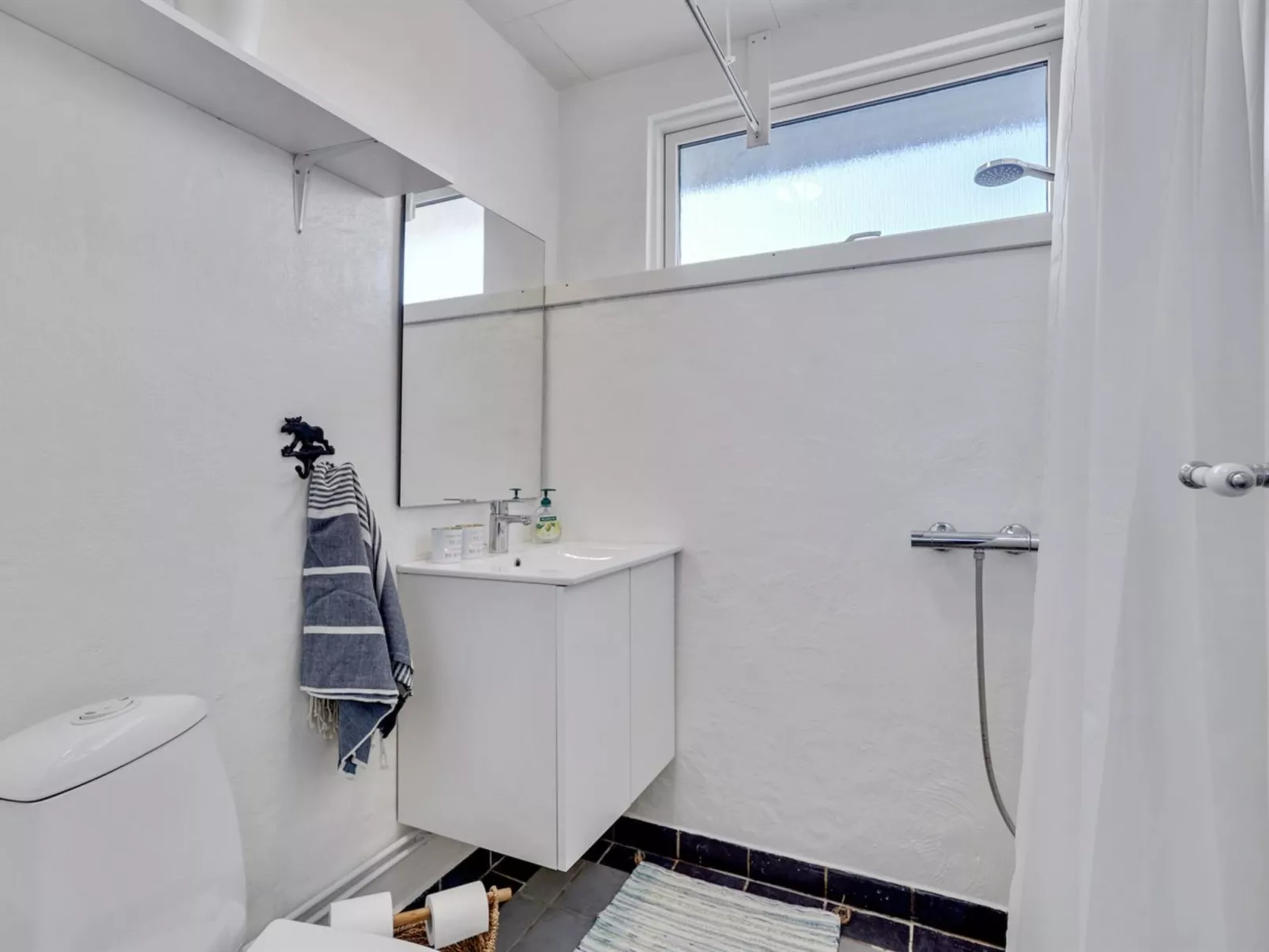 "Tomine" - 500m to the fjord-Inside