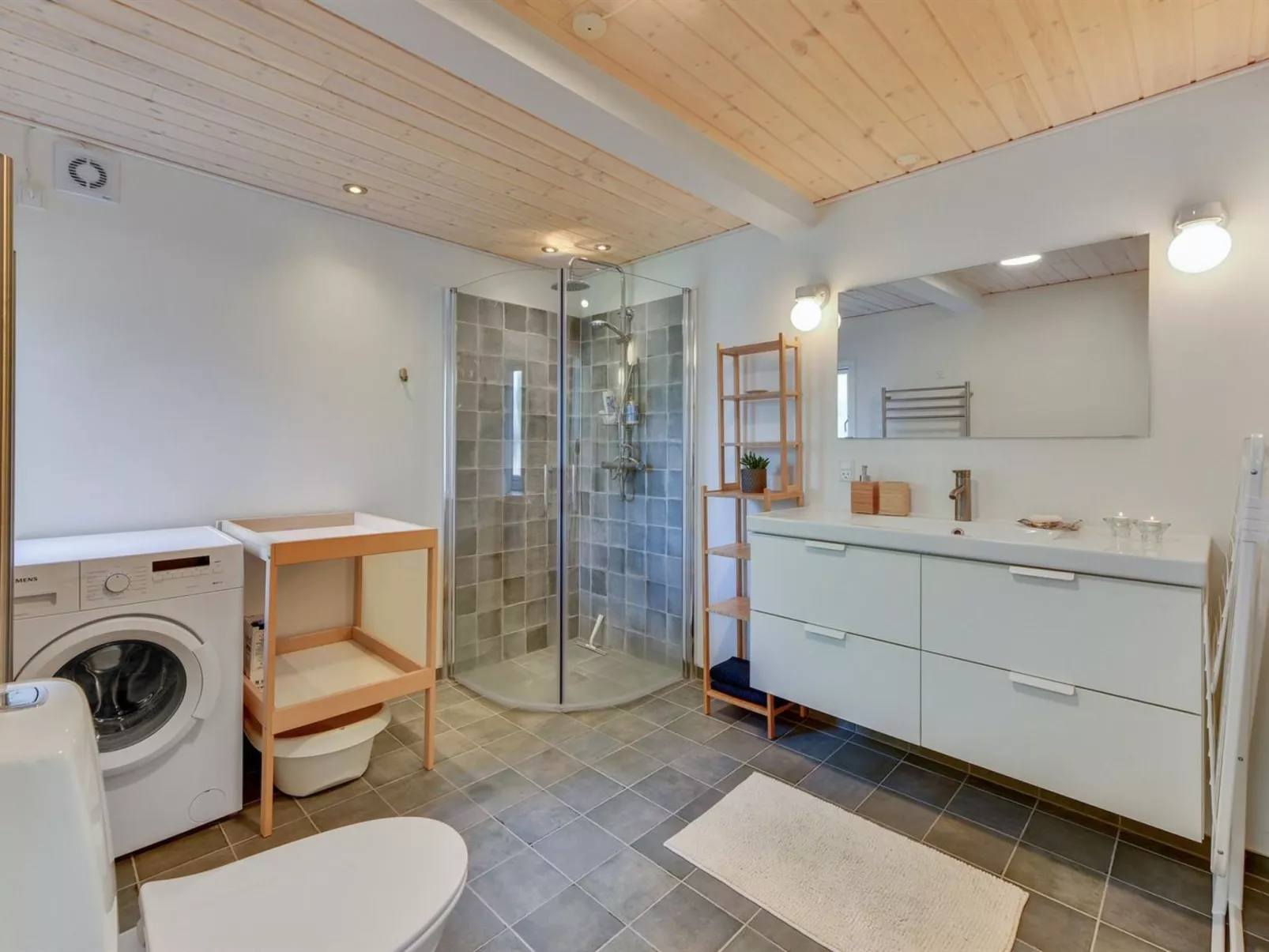 "Sebastian" - 100m to the fjord-Inside