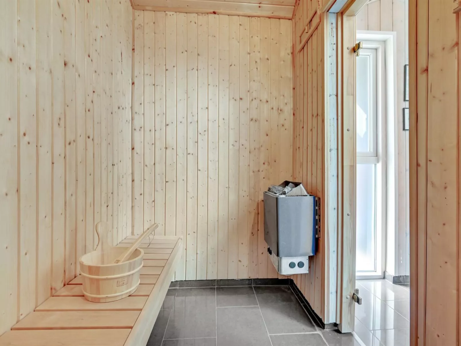 "Nahel" - 150m to the fjord-Inside