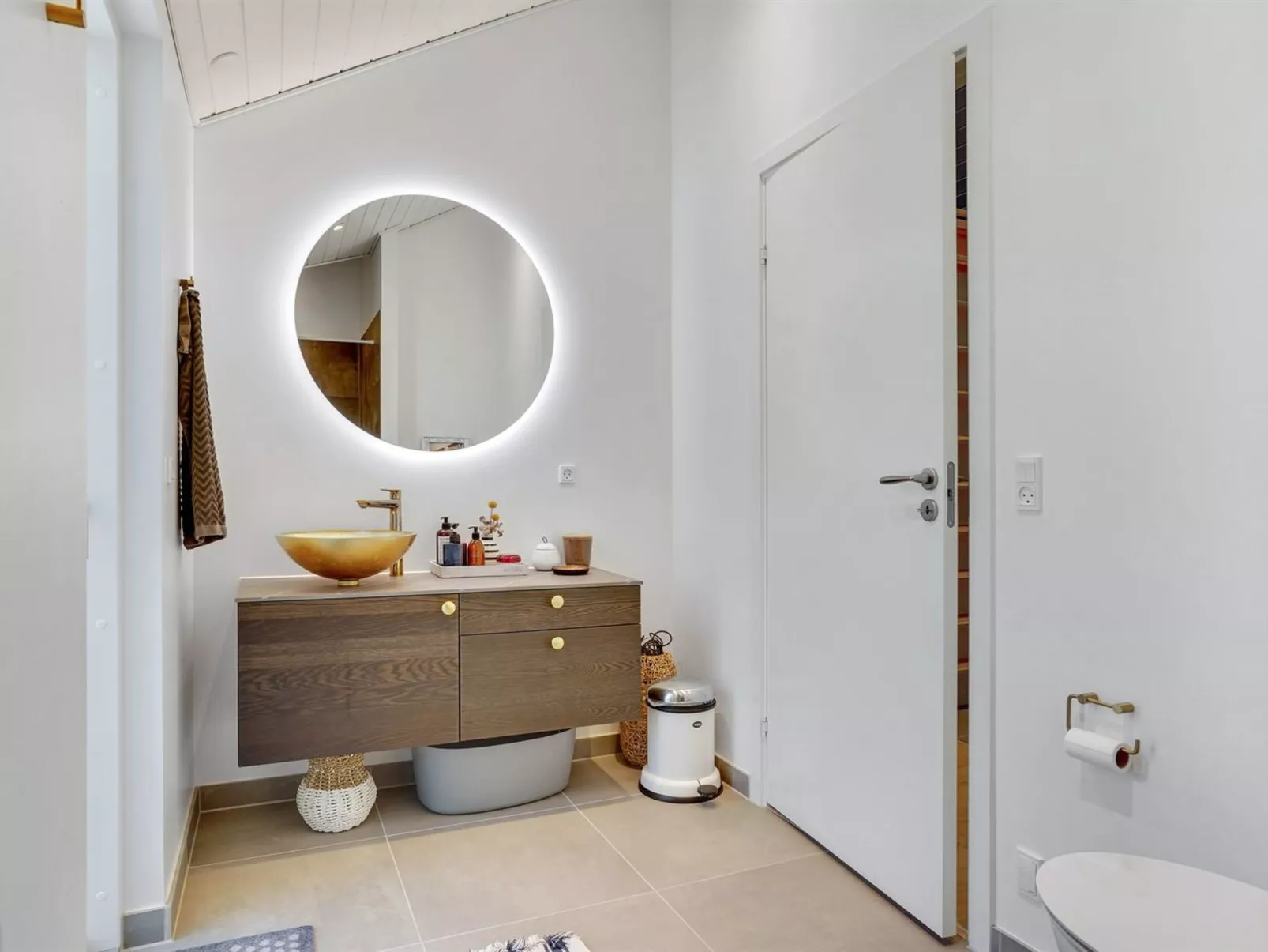 "Iwa" - 475m from the sea-Dedans