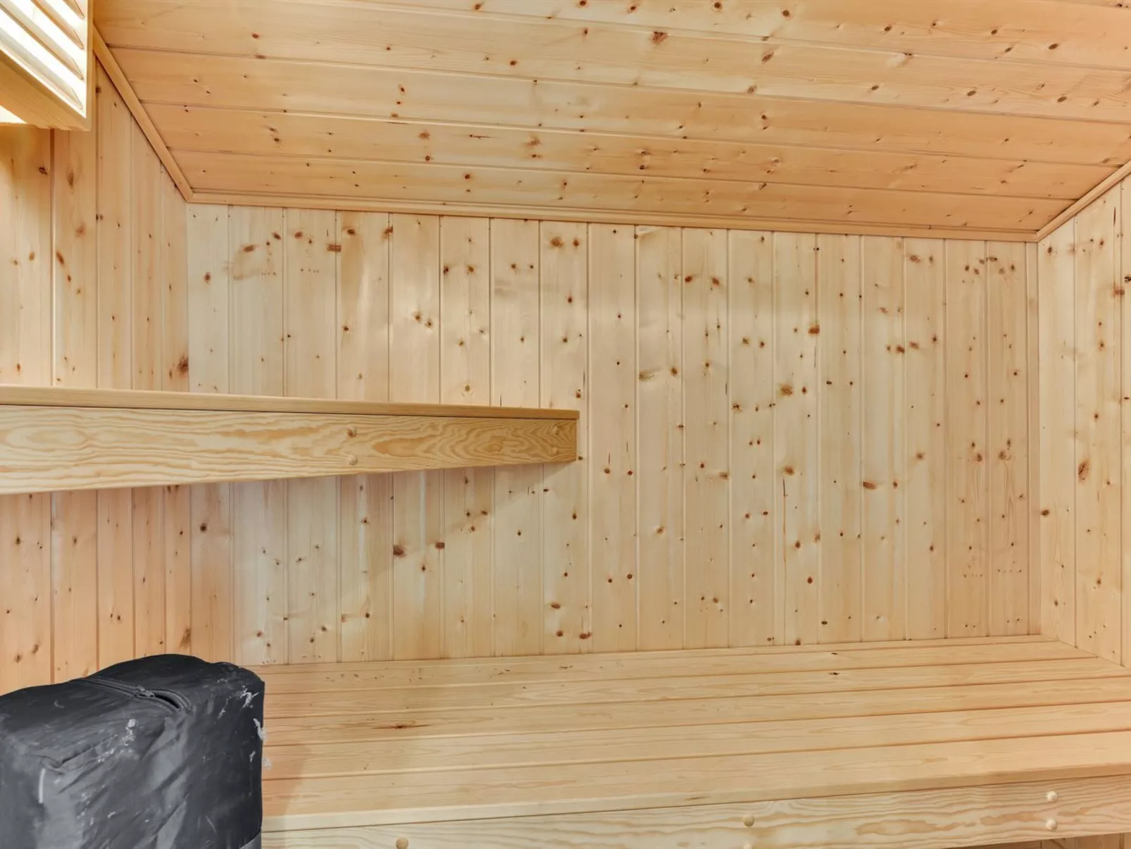 "Sisko" - 600m from the sea-Inside