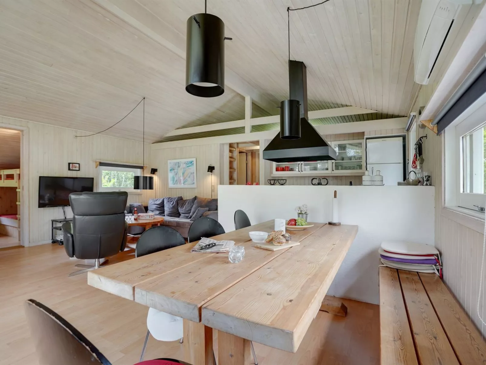 "Evan" - 1.3km from the sea-Inside